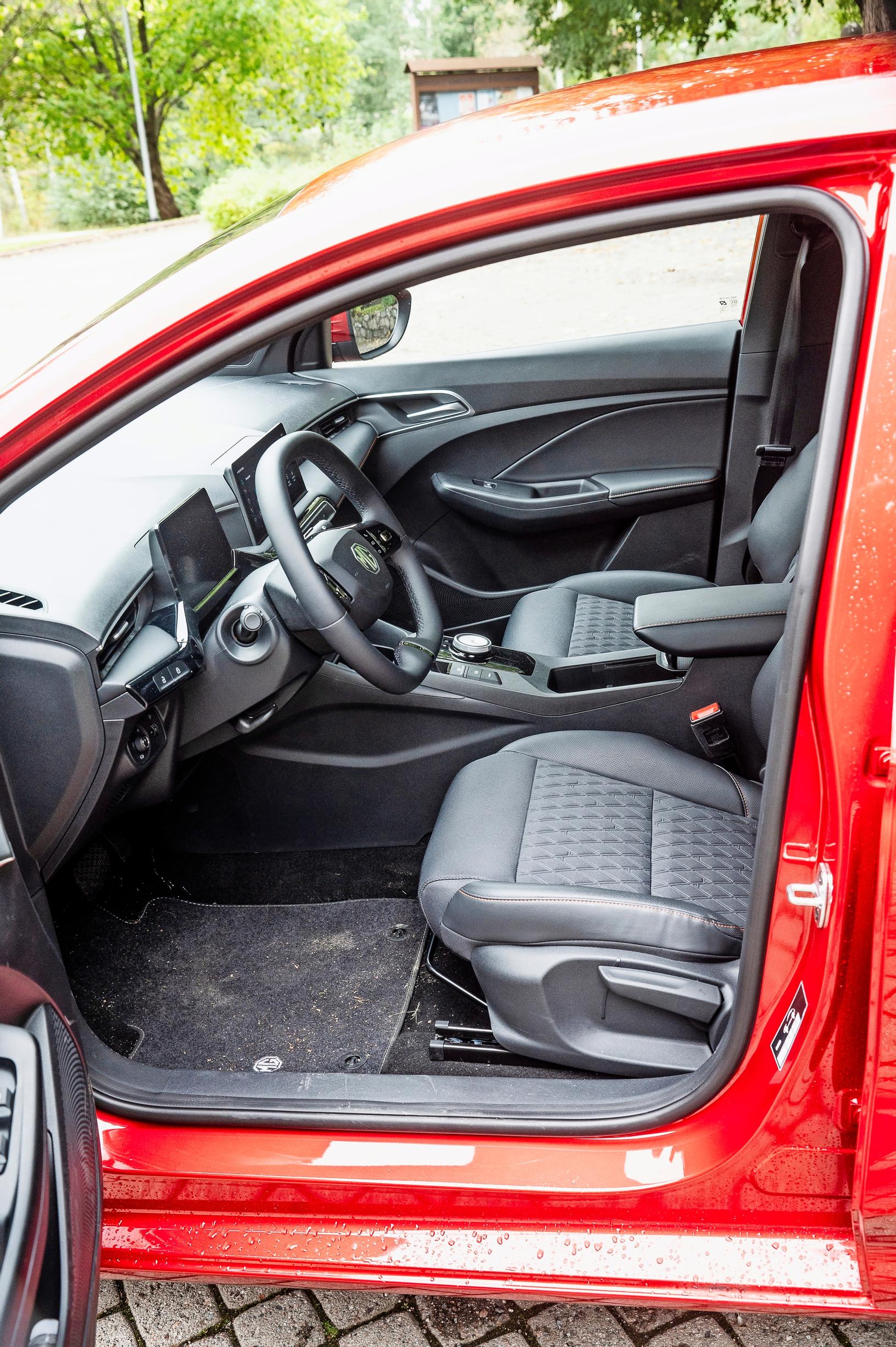 Uusi MG3 Hybrid+ on kiva etupenkillä istuville, joille on varattu hyvin tilaa ja mukavat istuimet.