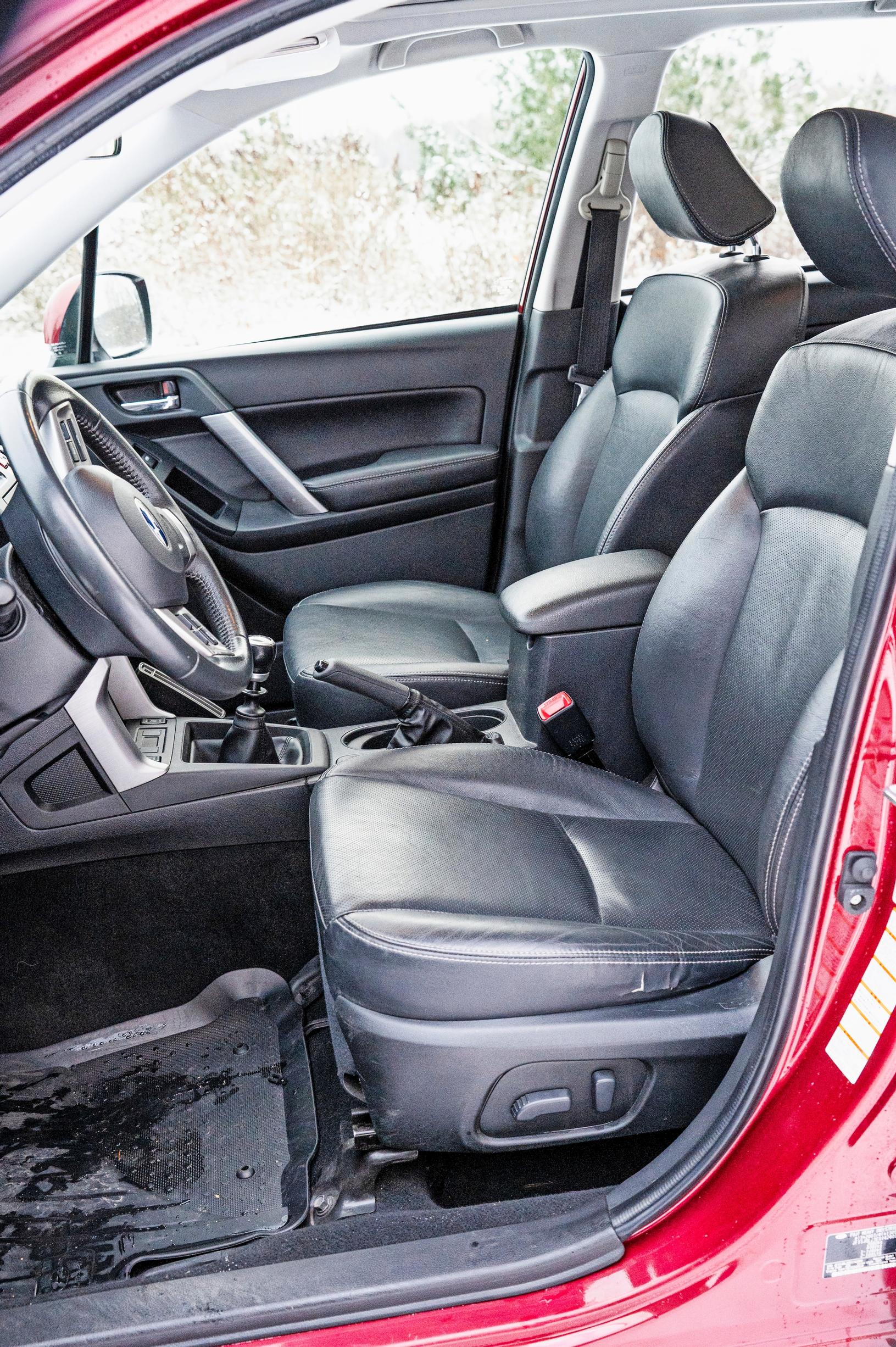 Vuoden 2015 Subaru Foresterin kuljettajalla on lokoisat oltavat. Istuimen säädöt hoituvat sähköllä.