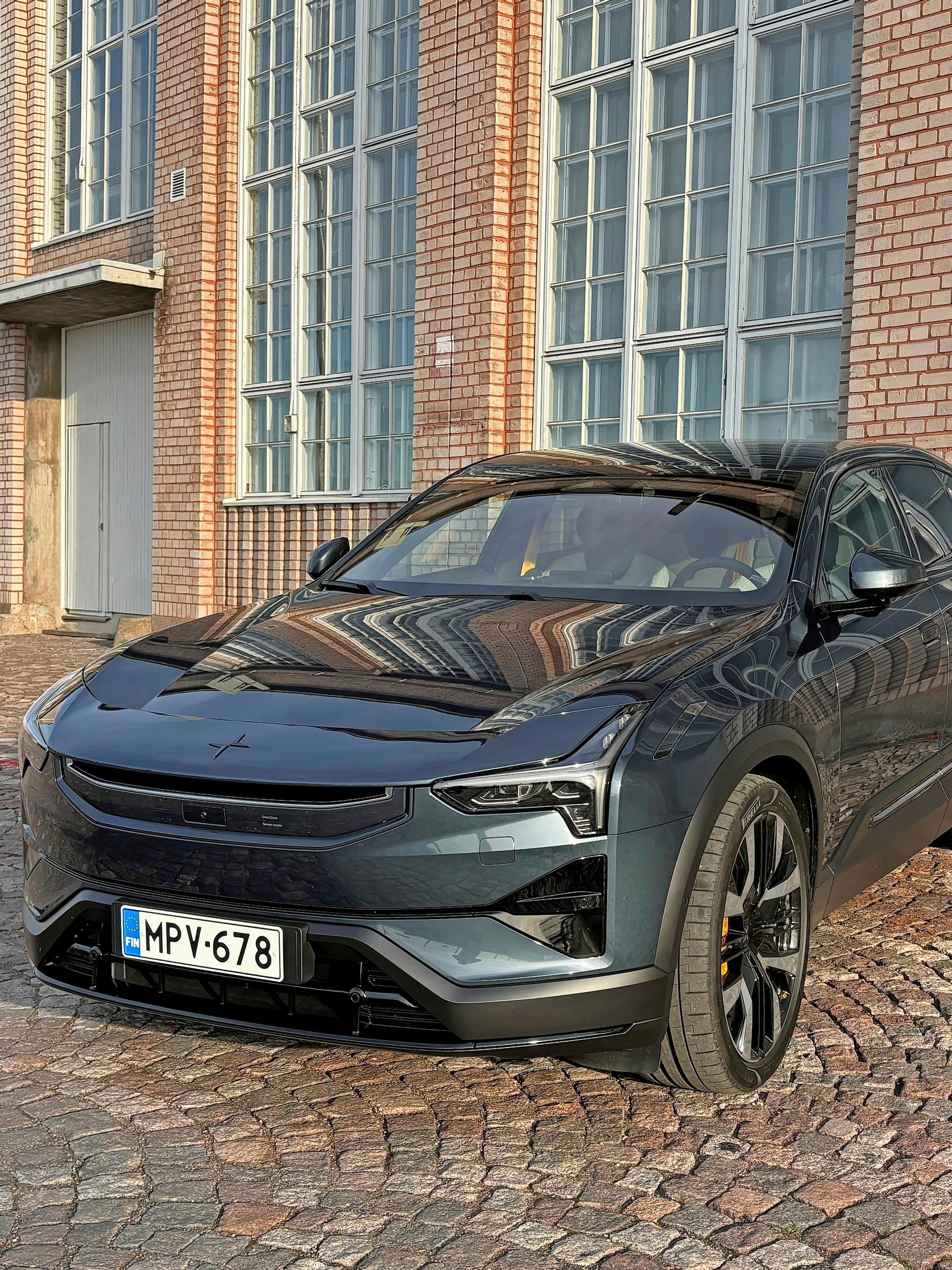 Uusi Polestar 3 on todella iso auto ja paremmasta päästä – Mutta mitä järkeä on, että 2,7-tonninen möhkö kiihtyy sataseen alle viidessä sekunnissa? Katso video