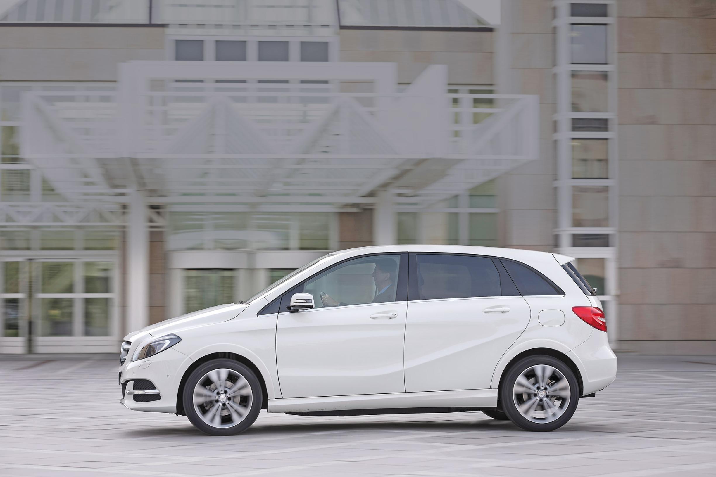 Mercedes-Benzin B-sarja sähköistyy – otimme tyypit