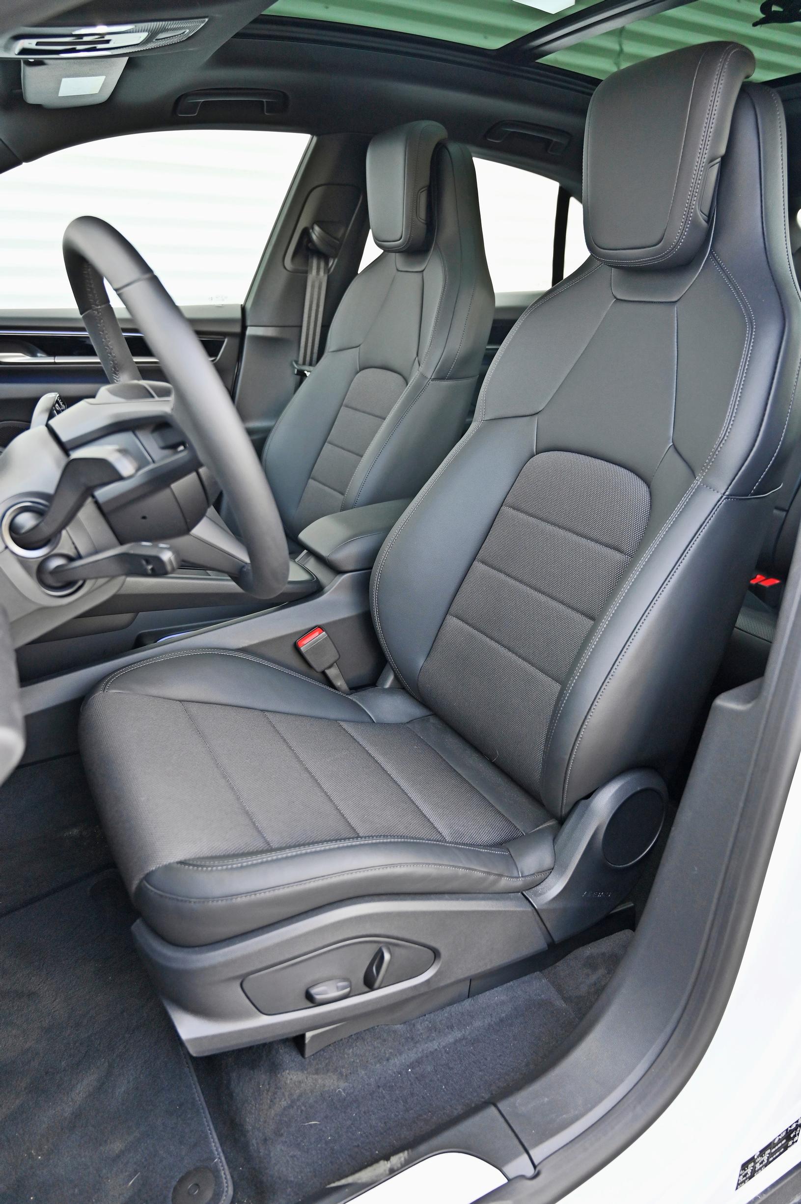 Porsche Macanin perustason comfort-istuimet ovat tyydyttävät, mutta esimerkiksi ristiselän tuen säätöä ei ole lainkaan.