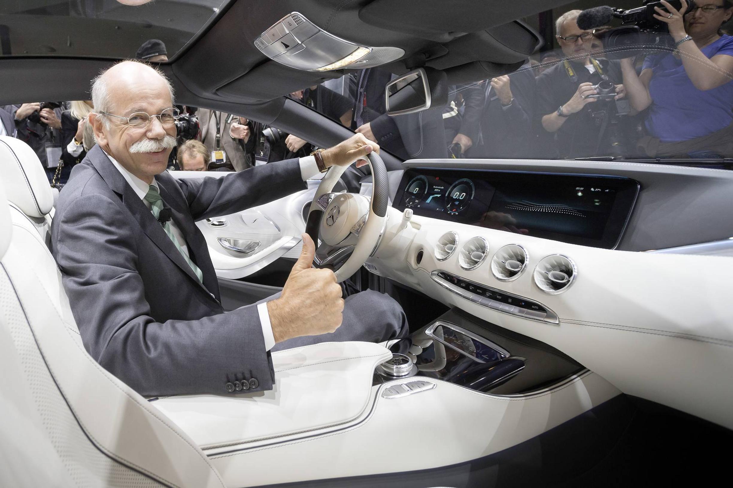Erikoishaastattelussa Daimler-pomo Dieter Zetsche: Harmittaako Audin ja Bemarin menestys?