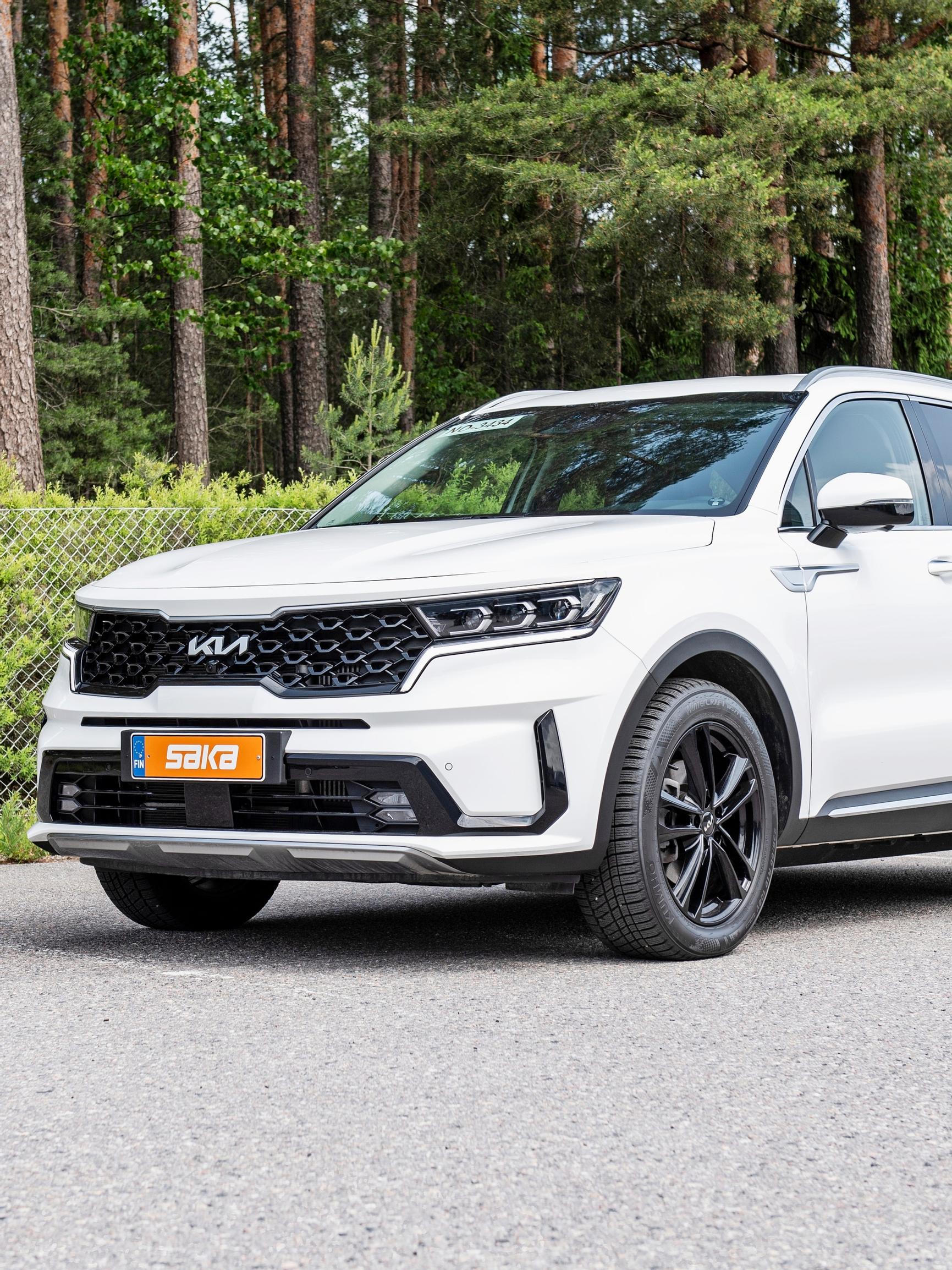 Kia Sorento vm. 2023 – Muhkea tankki todennäköisesti Saksan tuomisia – ja juuri sopivasti sähköä