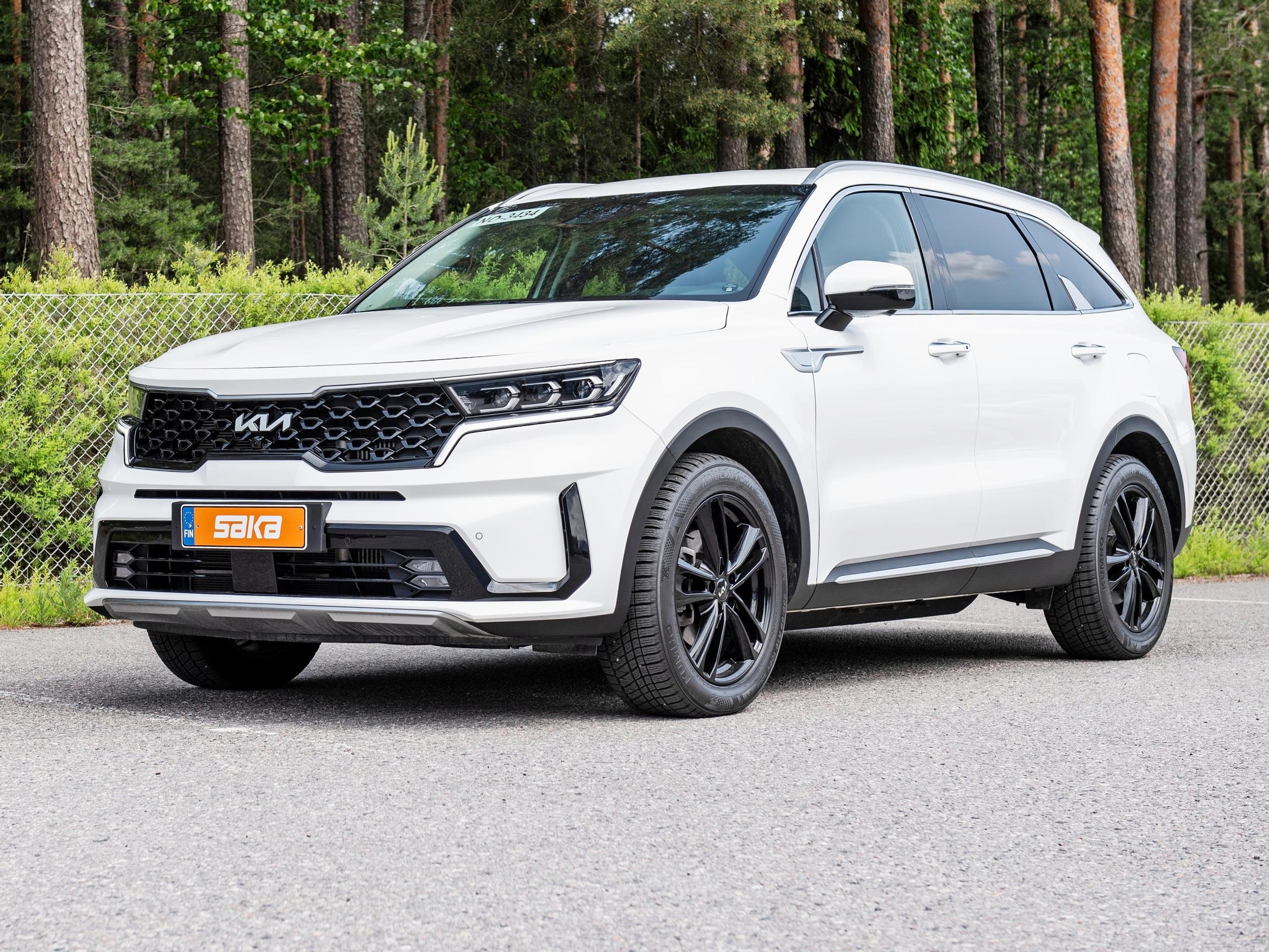 Kia Sorento vm. 2023 – Muhkea tankki todennäköisesti Saksan tuomisia – ja juuri sopivasti sähköä