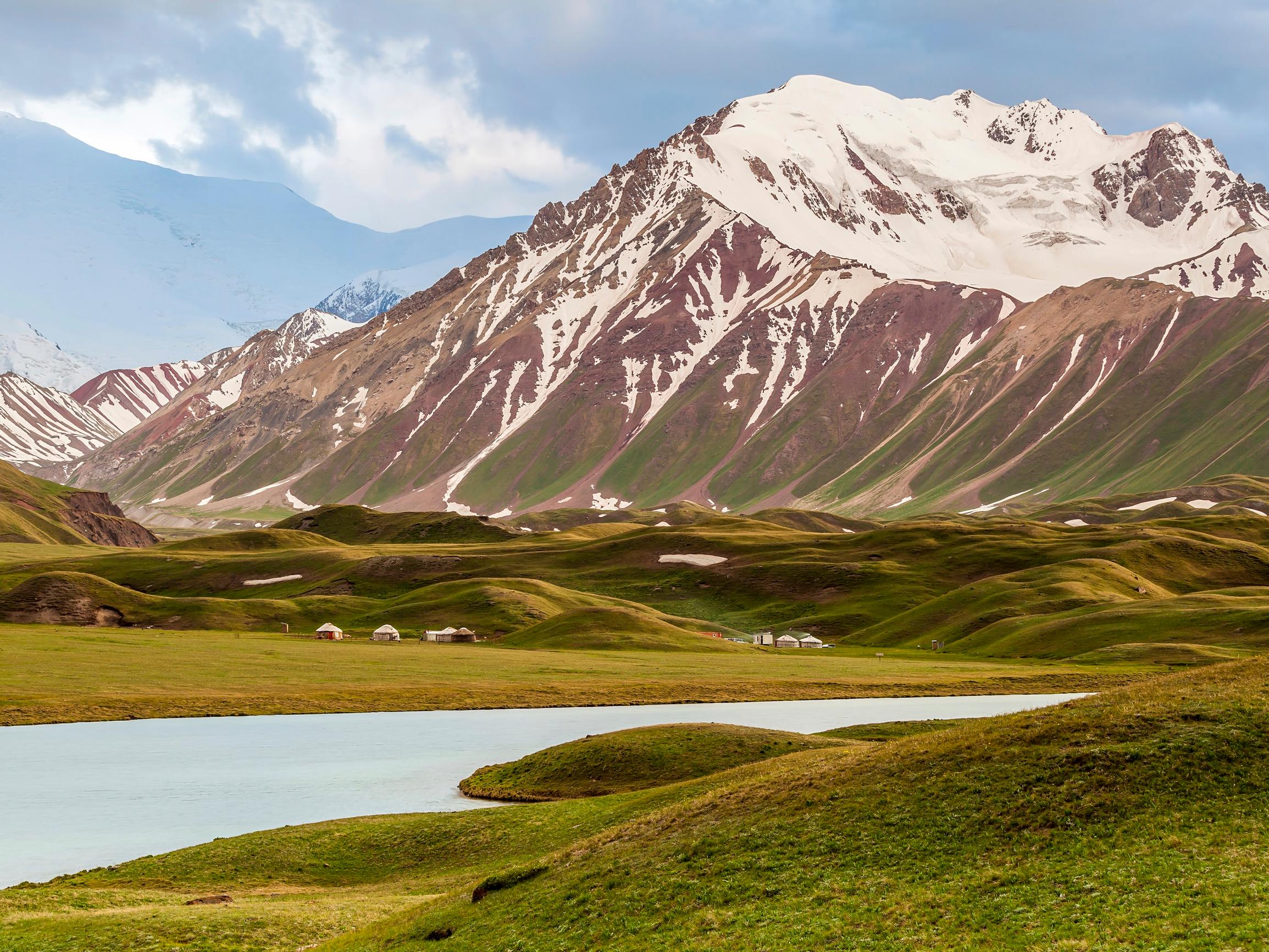 Seikkailu Kirgisiassa: Keski-Aasian vieraanvarainen valtio tarjoaa järisyttävän kauniita vuorimaisemia, jännittäviä perinneruokia ja mahdollisuuden yöpyä aidossa jurtassa