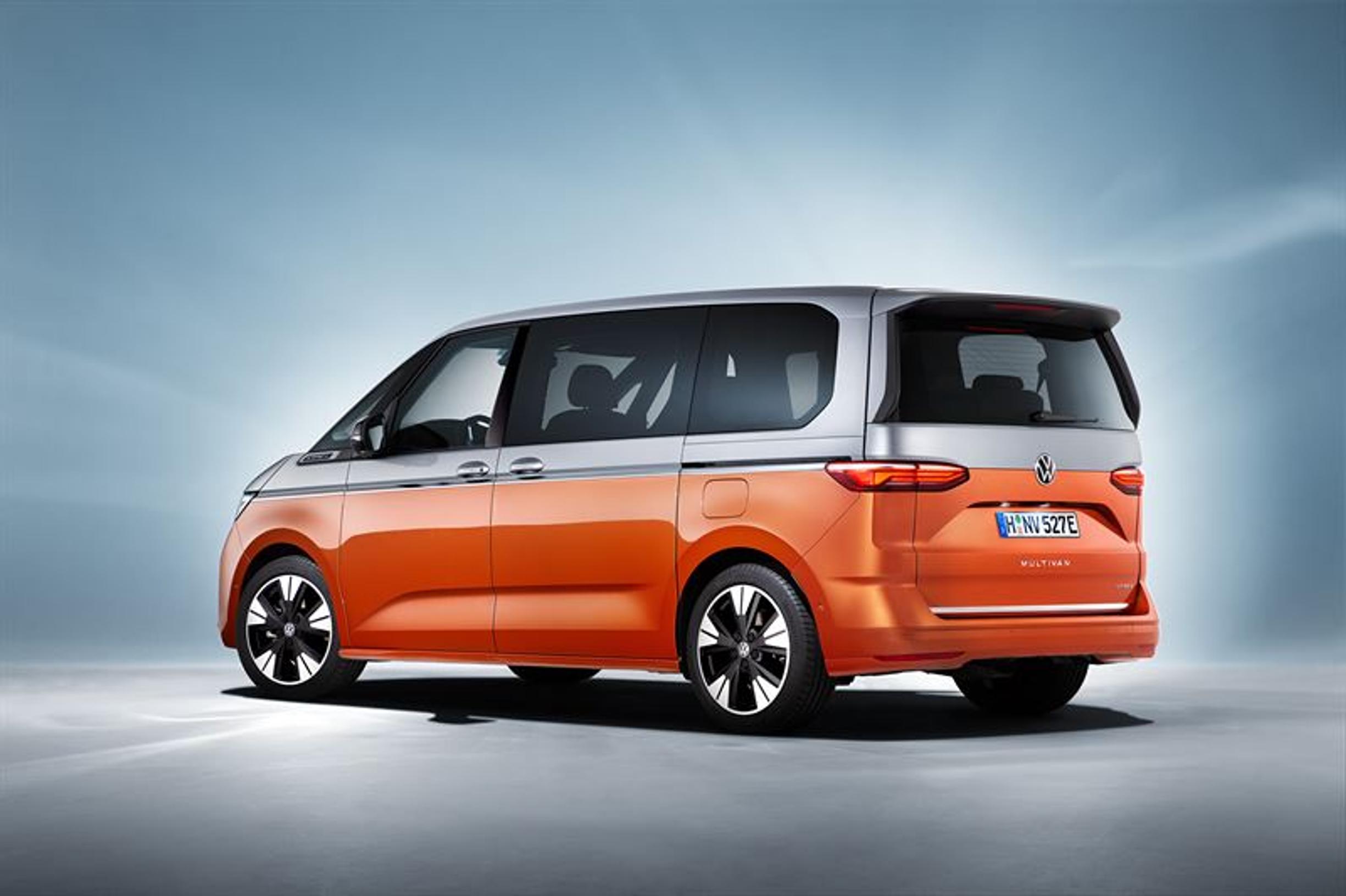 Volkswagenin uuden Multivanin sarjatuotanto käynnistyi – Suomeen vain lataushybridinä