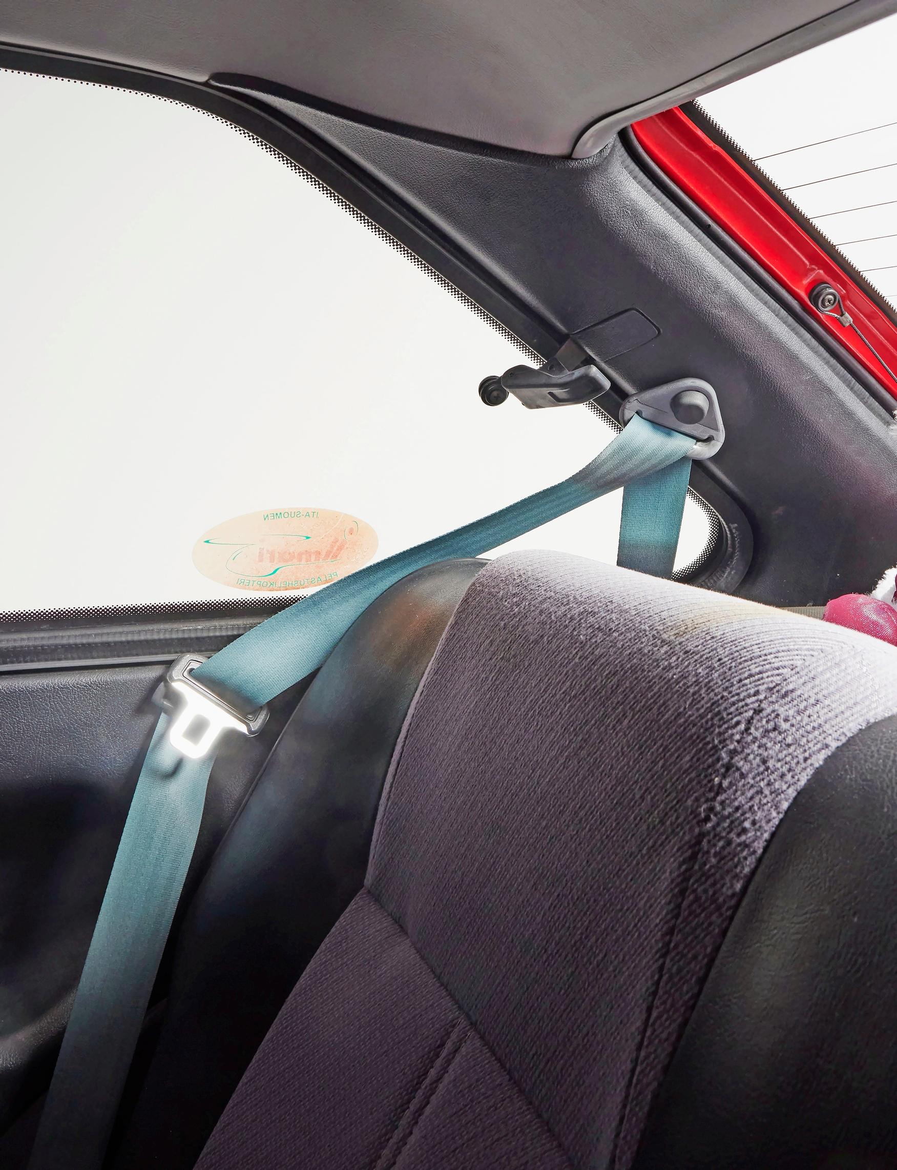 Hyundai Ponyn takaistuimella ilmanvaihdosta huolehtii pop-out-ikkuna.