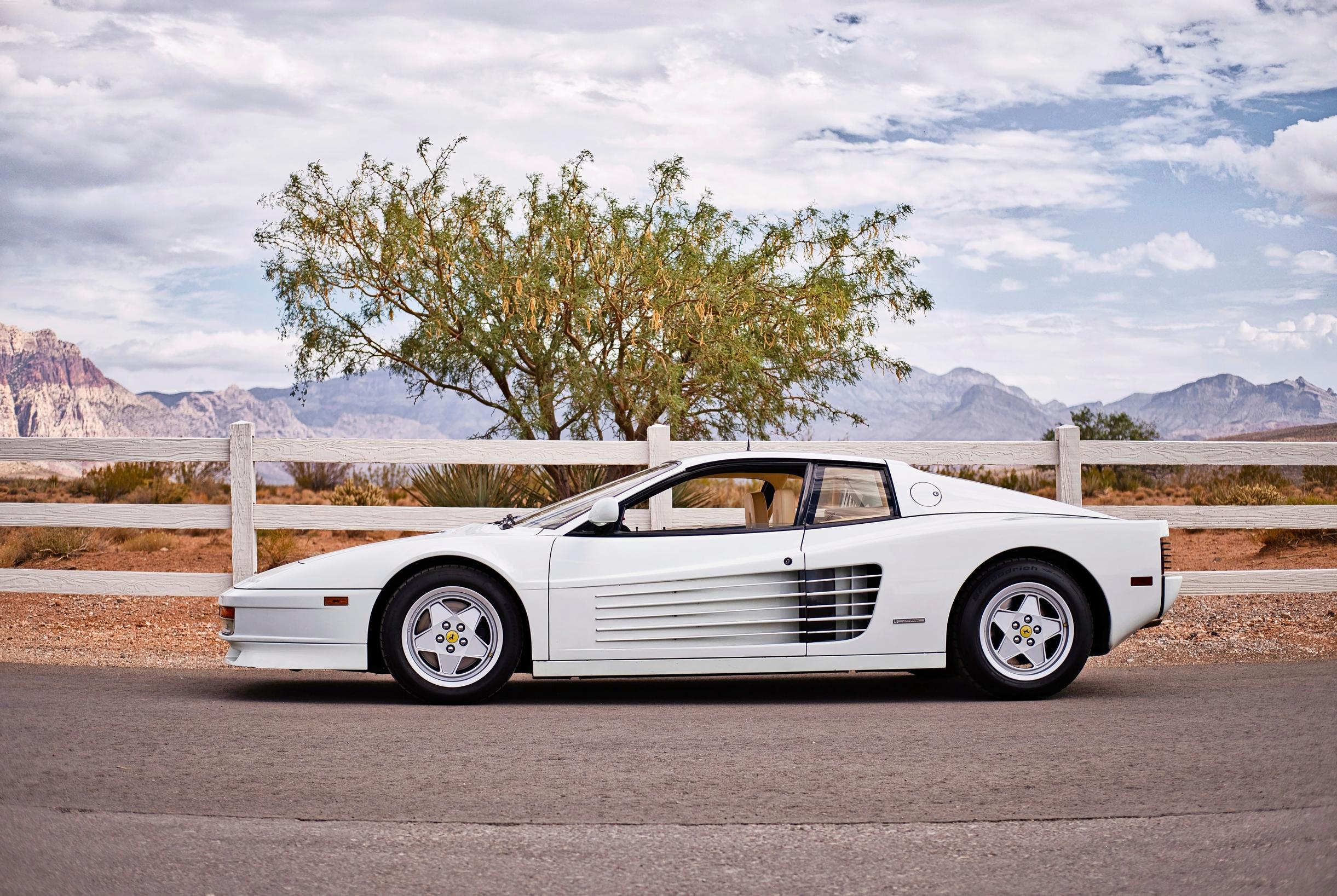 Ferrari Testarossa. Yleensä nämä ovat punaisia, mutta tässä on juuri sen värinen peto, jolla kaahattiin TV-sarjassa Miami Vice.