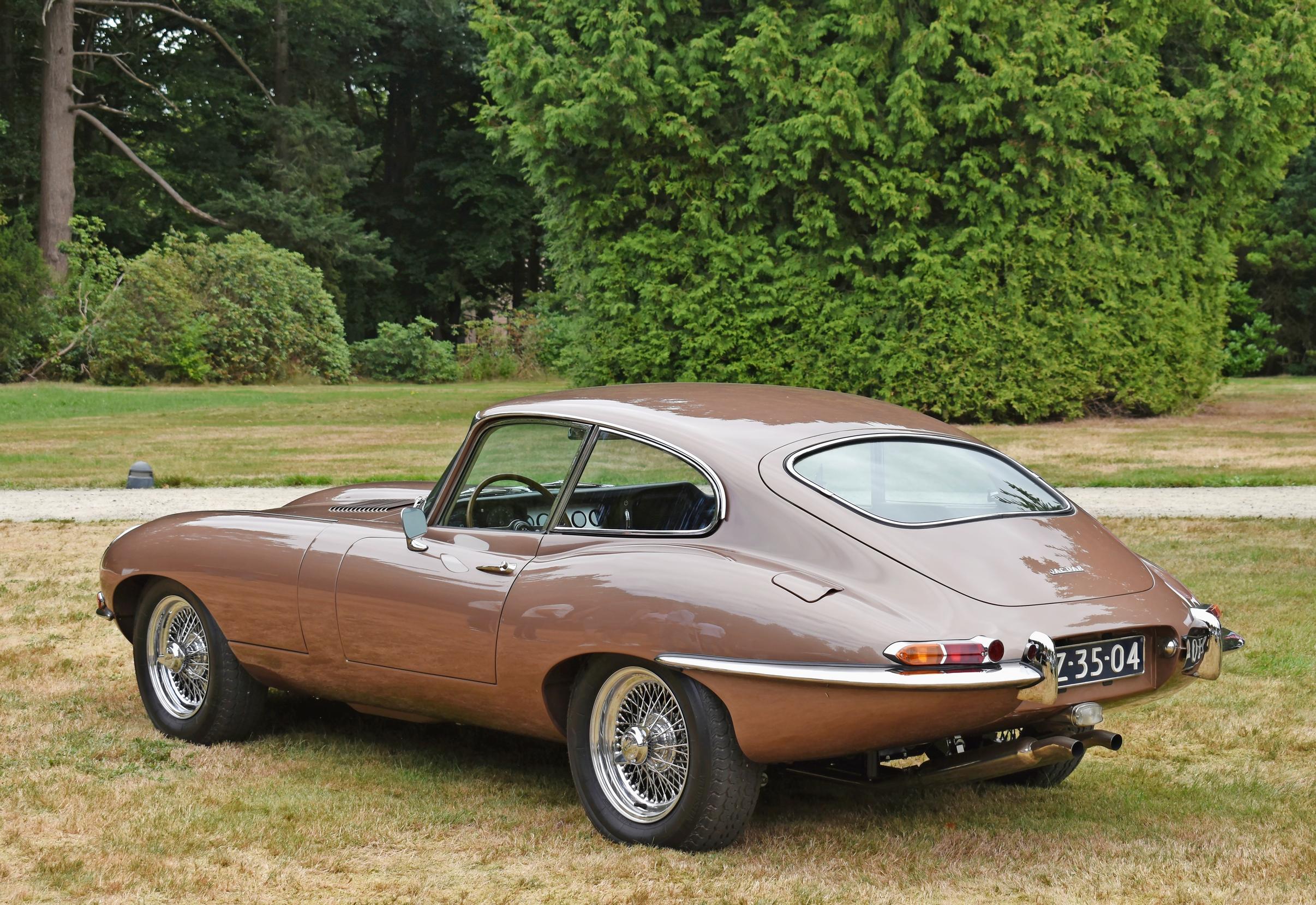 Jaguar E-Type | Makuasioista voi aina kiistellä, mutta aika monet ovat sitä mieltä, että tämä Jagge on maailman kaunein auto.