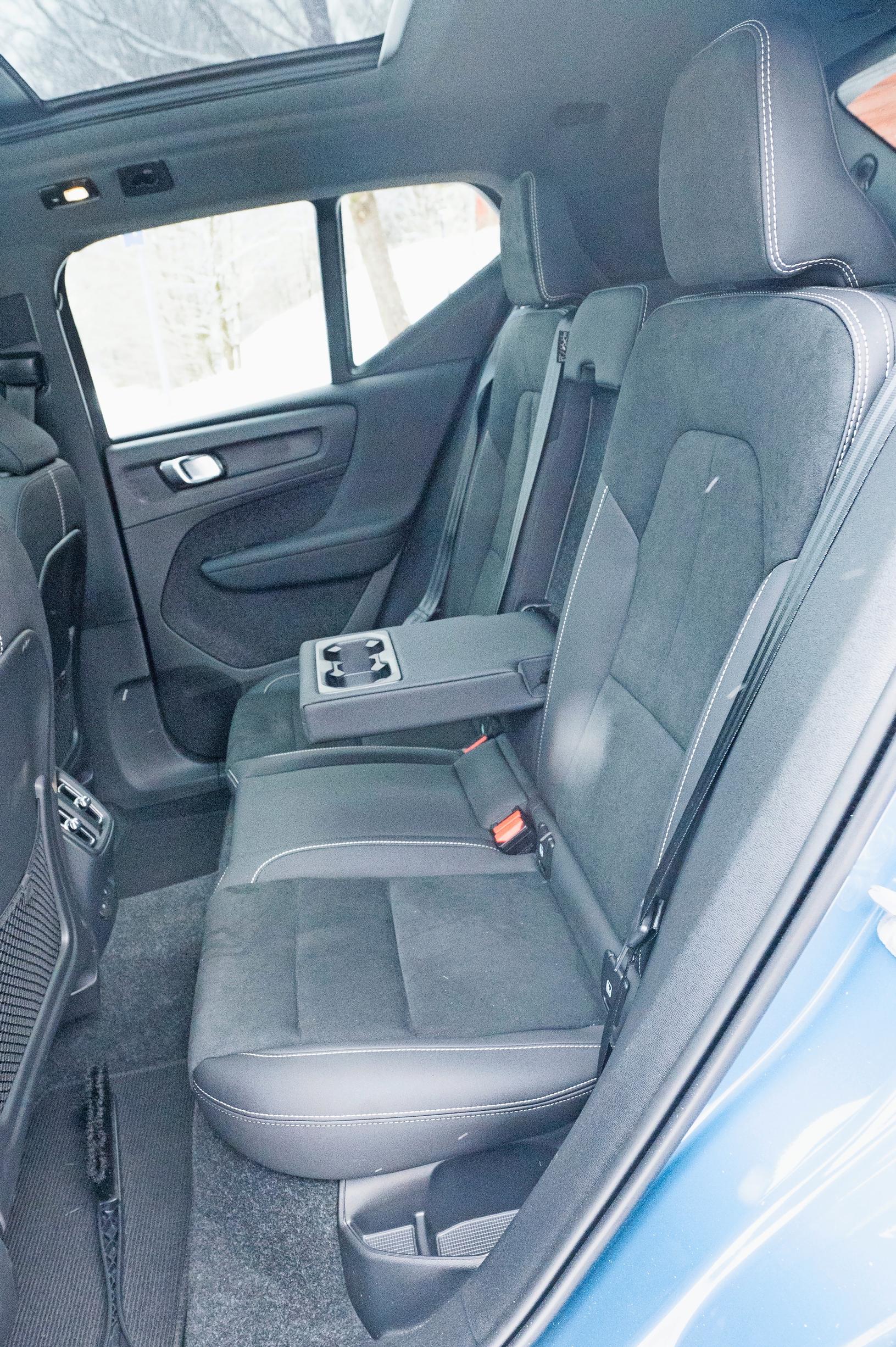 Volvo XC 40 Rechargen takapenkillä on yllättävän hyvin tilaa.