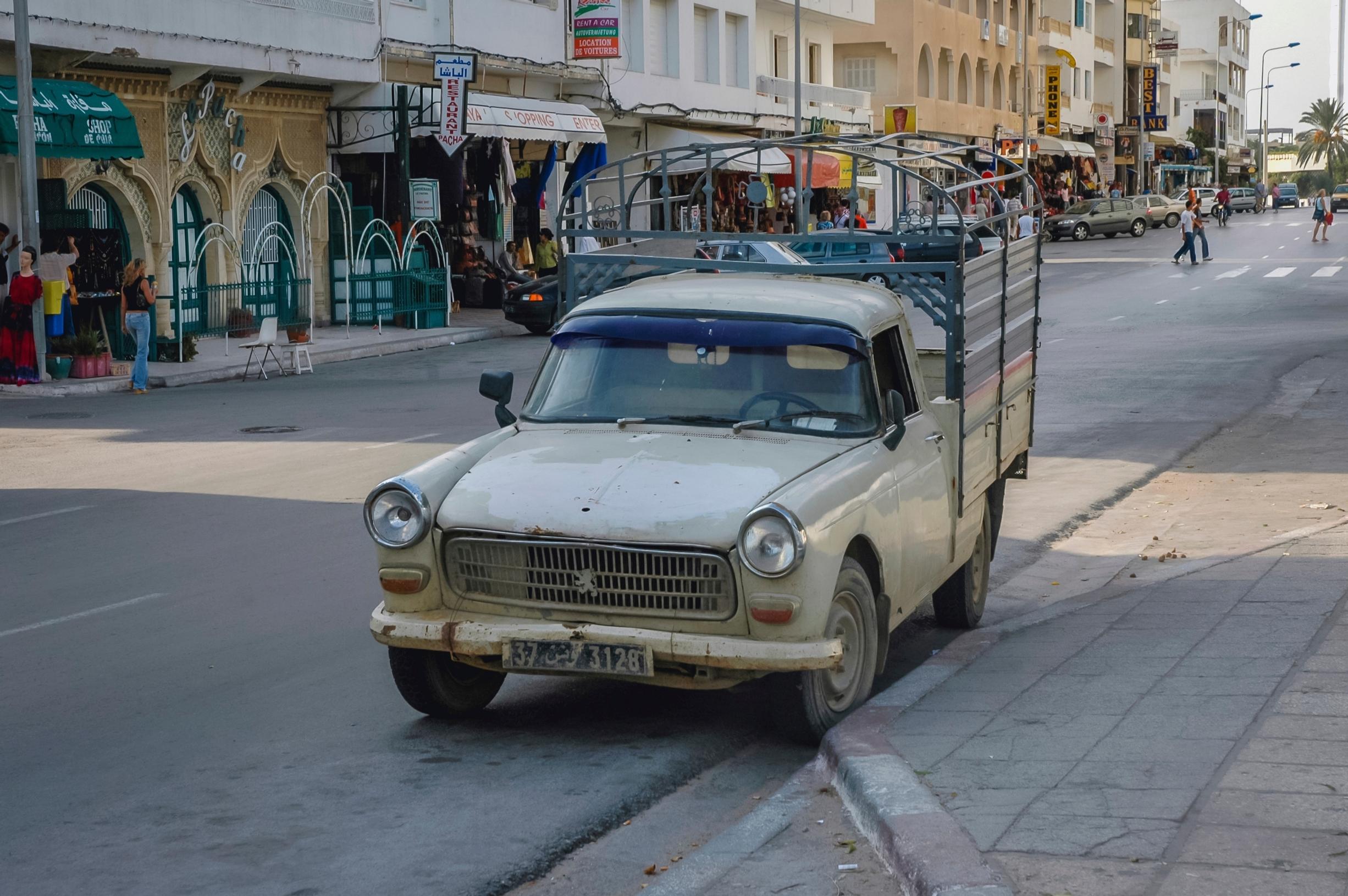 Peugeot 404 kuvattiin Tunisiassa. Paljonkohan tällä pick-upilla on ikää? Ainakin 50 vuotta.