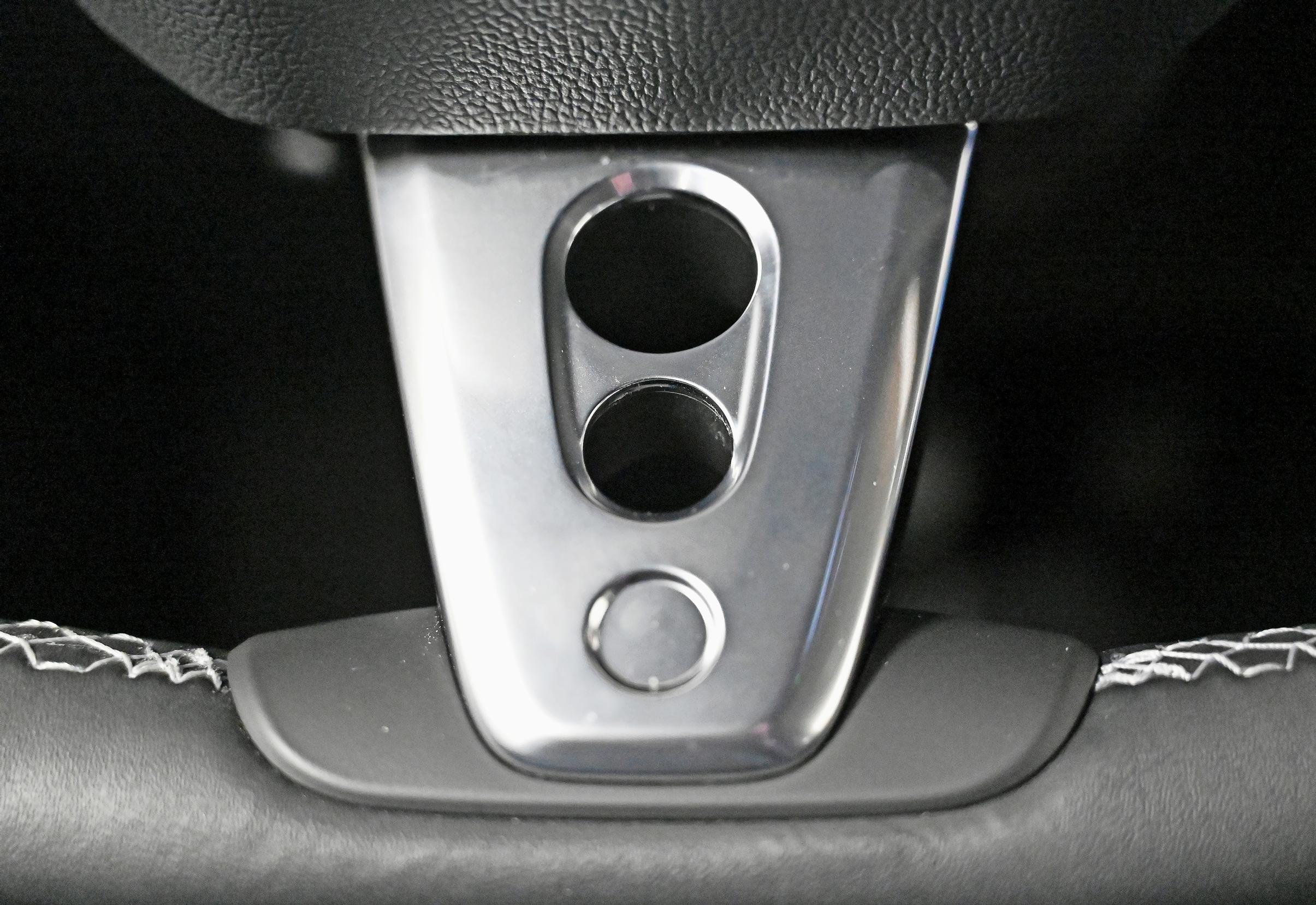 Uudessa Ford Caprissa näiden kahden ohjauspyörän alapuolan reiän pitäisi Fordin mukaan pitää ajatukset klassisessa Caprissa… luvalla sanoen hieman latteaa.