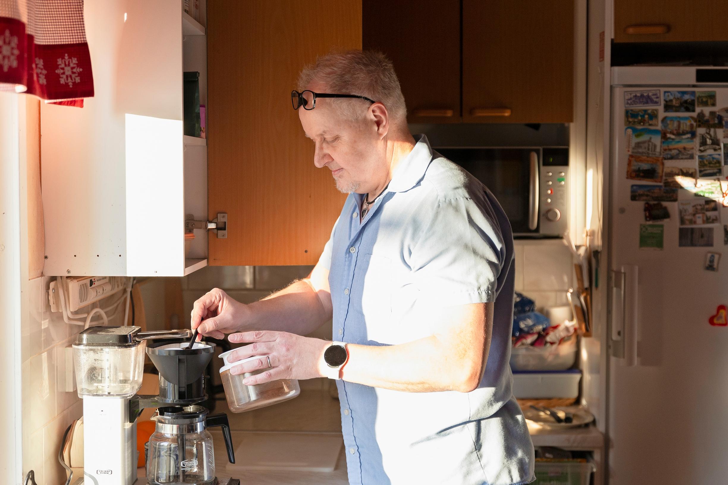 Yksinhuoltajaisä Antti jakoi aikoinaan osan ison kodin töistä lapsille. Nyt hän asuu talossa yksin, mutta kotityöt sujuvat.