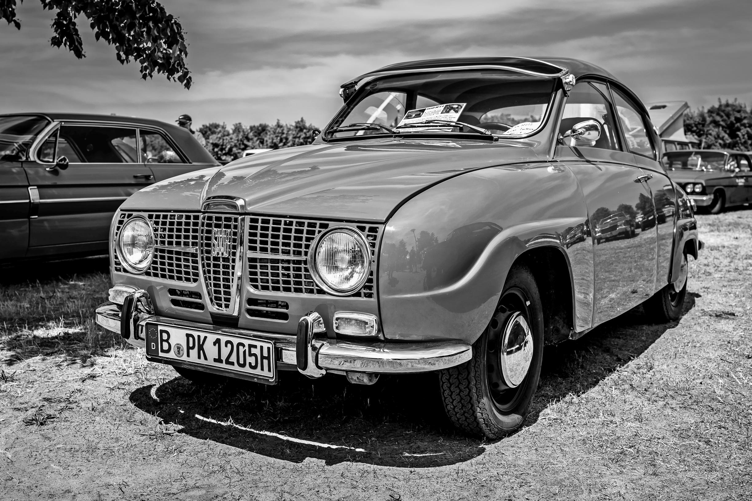 Saab 96. Isopyöräinen ja etuvetoinen puukenkä-Saab etenee hangessa kuin ummenajokas. Tehtiin aikanaan myös Uudessakaupungissa.