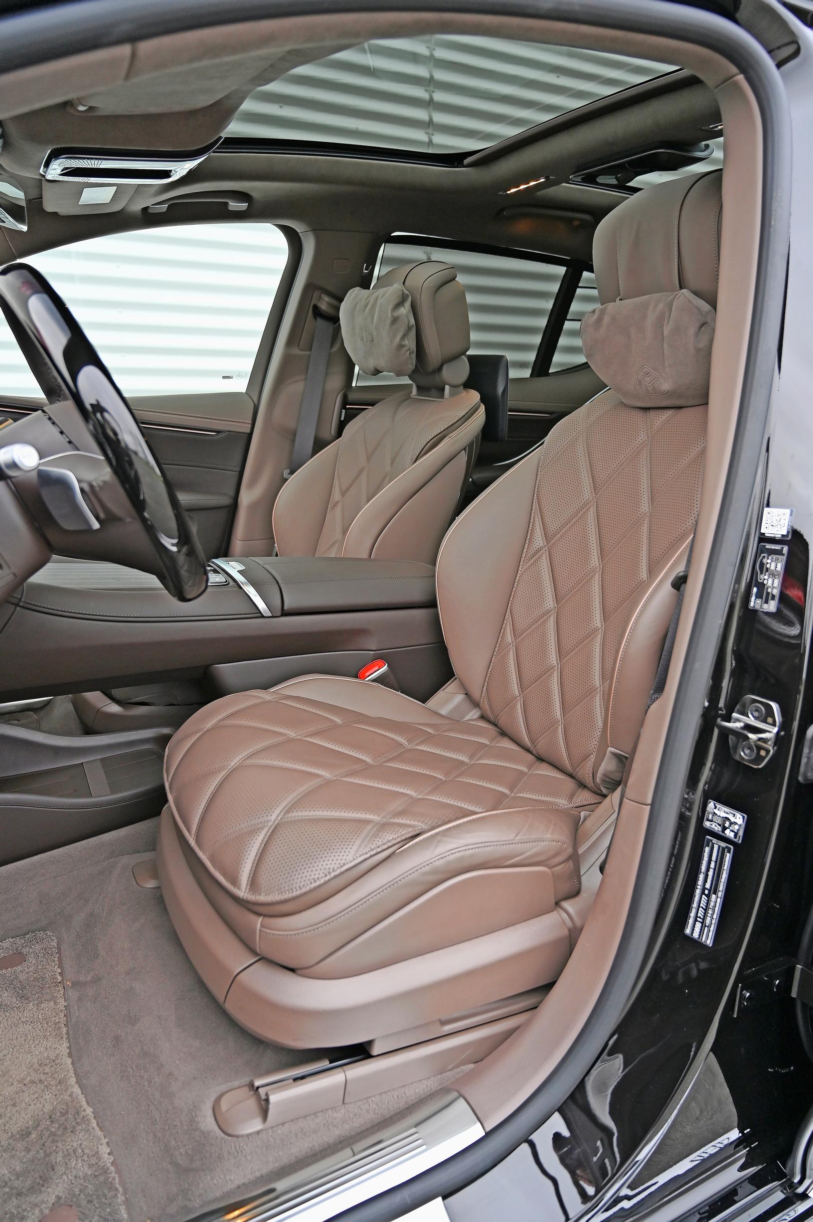 Maybach EQS 680 SUV:n huippumukavat etuistuimet säätyvät kaikkiin suuntiin mainiosti, ja niissä on lämmityksen lisäksi luonnollisesti myös tuuletus- ja hierontatoiminnot.