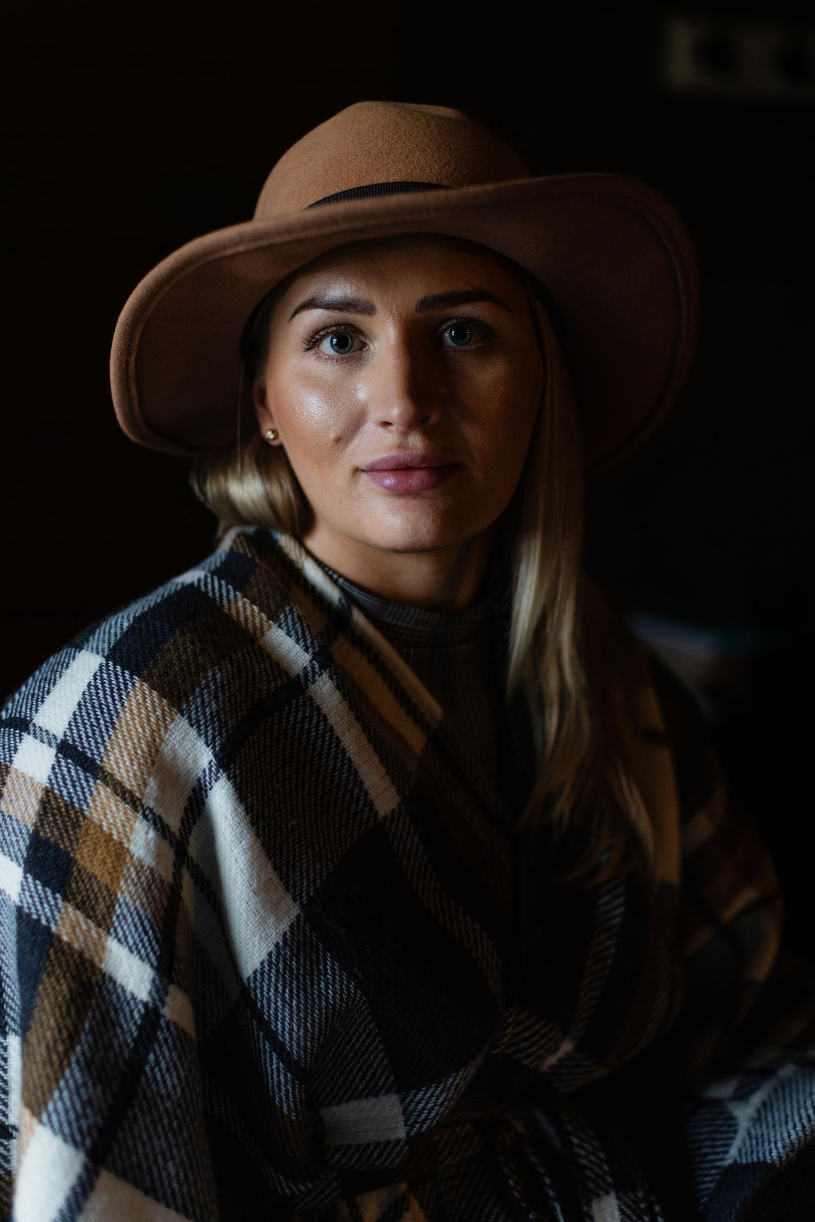 Nina ei kaipaa äitiään samalla tavalla kuin isäänsä, mutta kaikesta huolimatta hänellä on lämpimiä tunteita myös äitiä kohtaan.