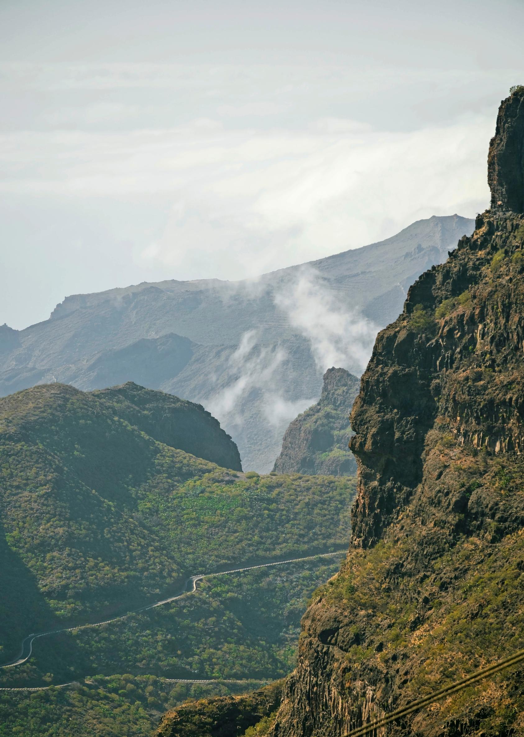 Komea maisema Teneriffalla, kuvattuna ylhäällä vuoren rinteellä Tenon luonnonpuistossa.