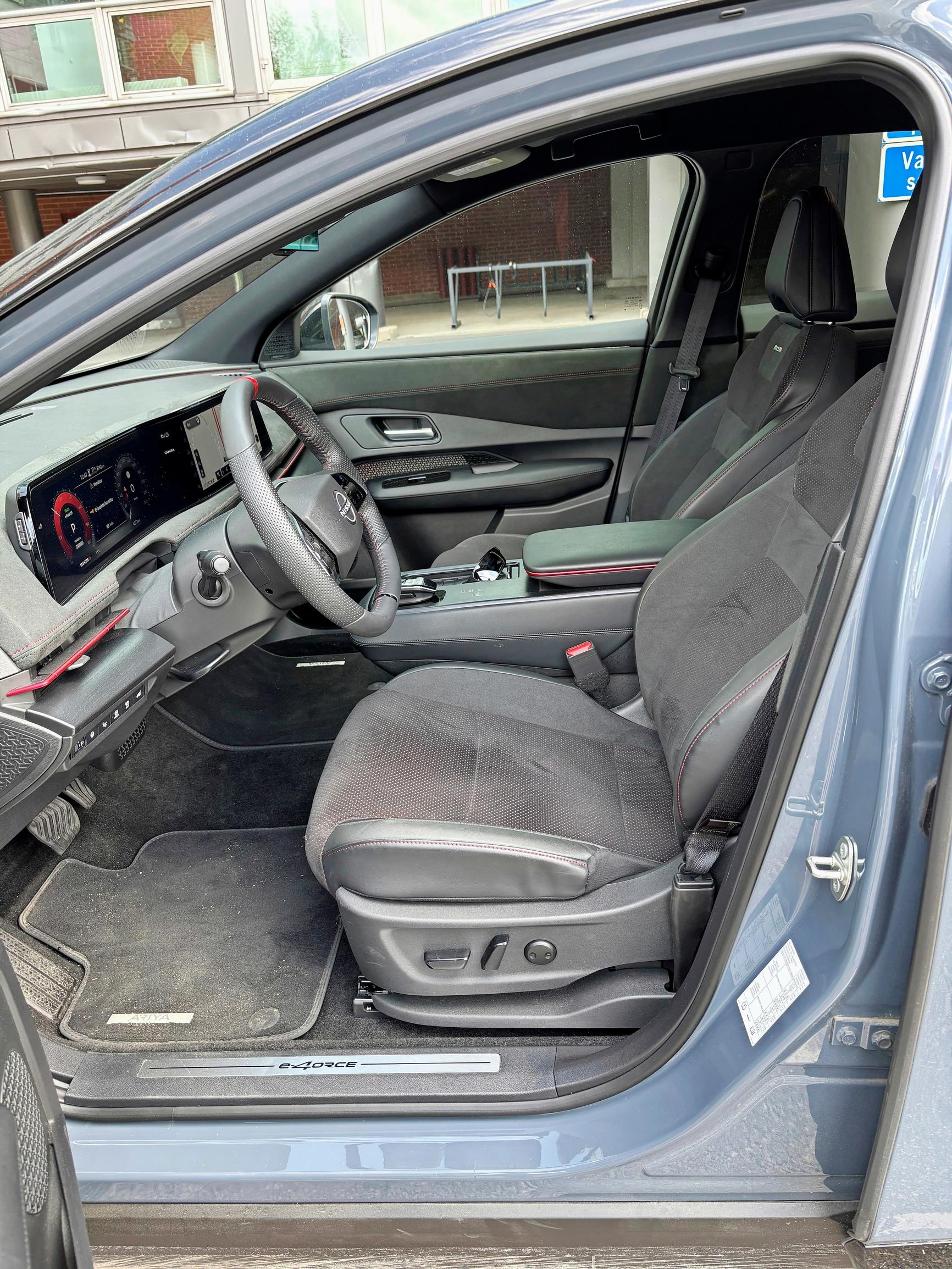 Nissan Ariya Nismossa on mainiot etupenkit. Myös ohjauspyörän säätövarat ovat kunnolliset.