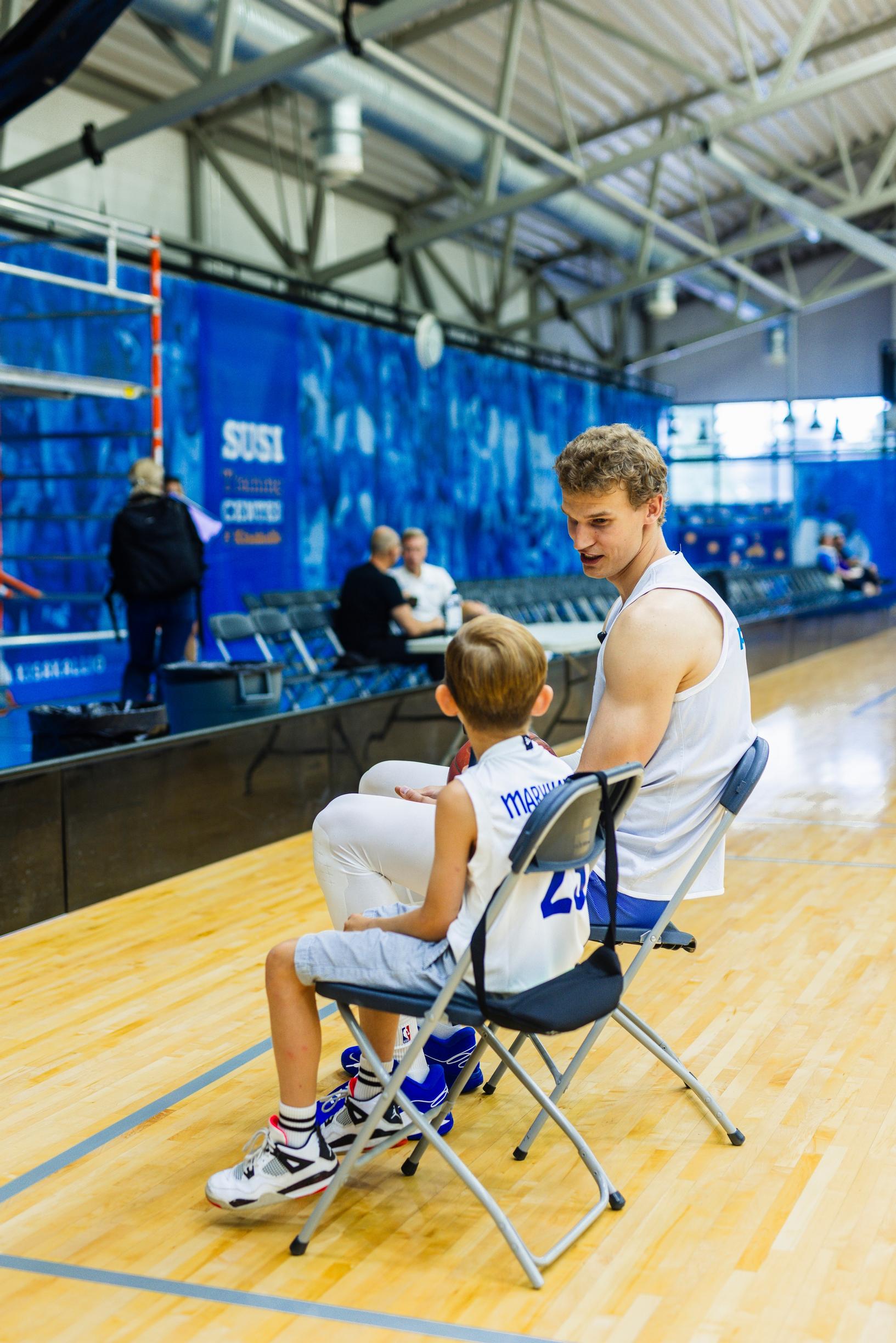 Lauri Markkanen löytää aina aikaa nuorille koripalloilijoille tai koripallofaneille.