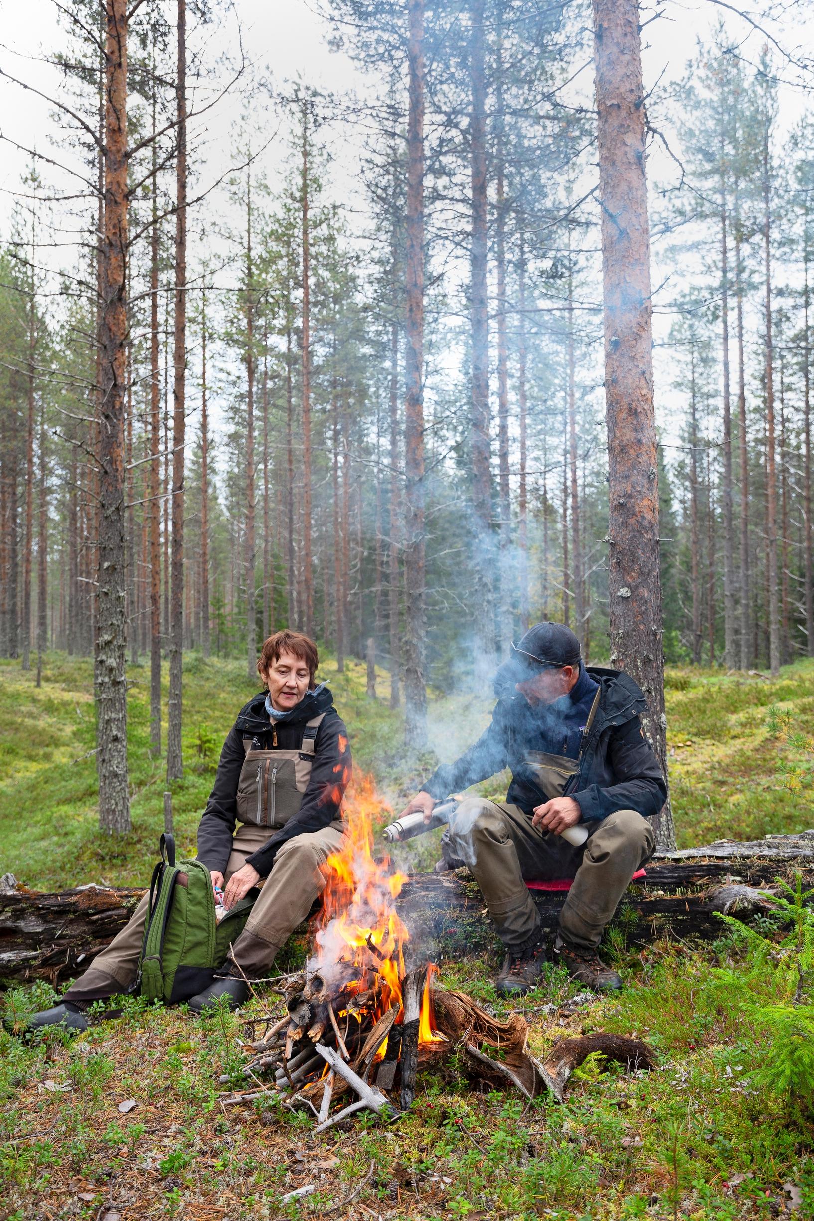 Vesistöjen tutkijat ja kunnostajat saavat nauttia myös nuotioiden savunhajusta pitkillä työmatkoillaan jokivarsiin.