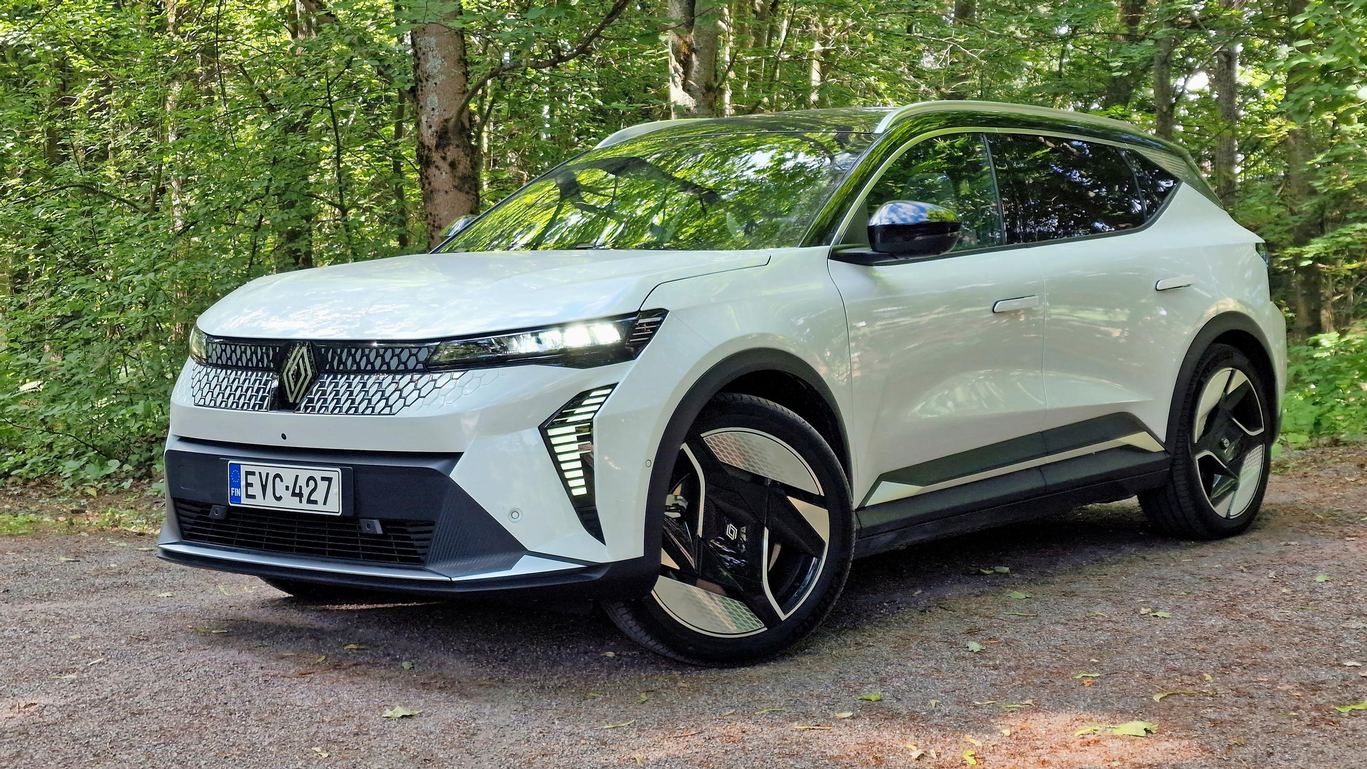 Renault Scenic E-Tech – Tila-auton kekseliäät ratkaisut kompaktissa katumaasturissa