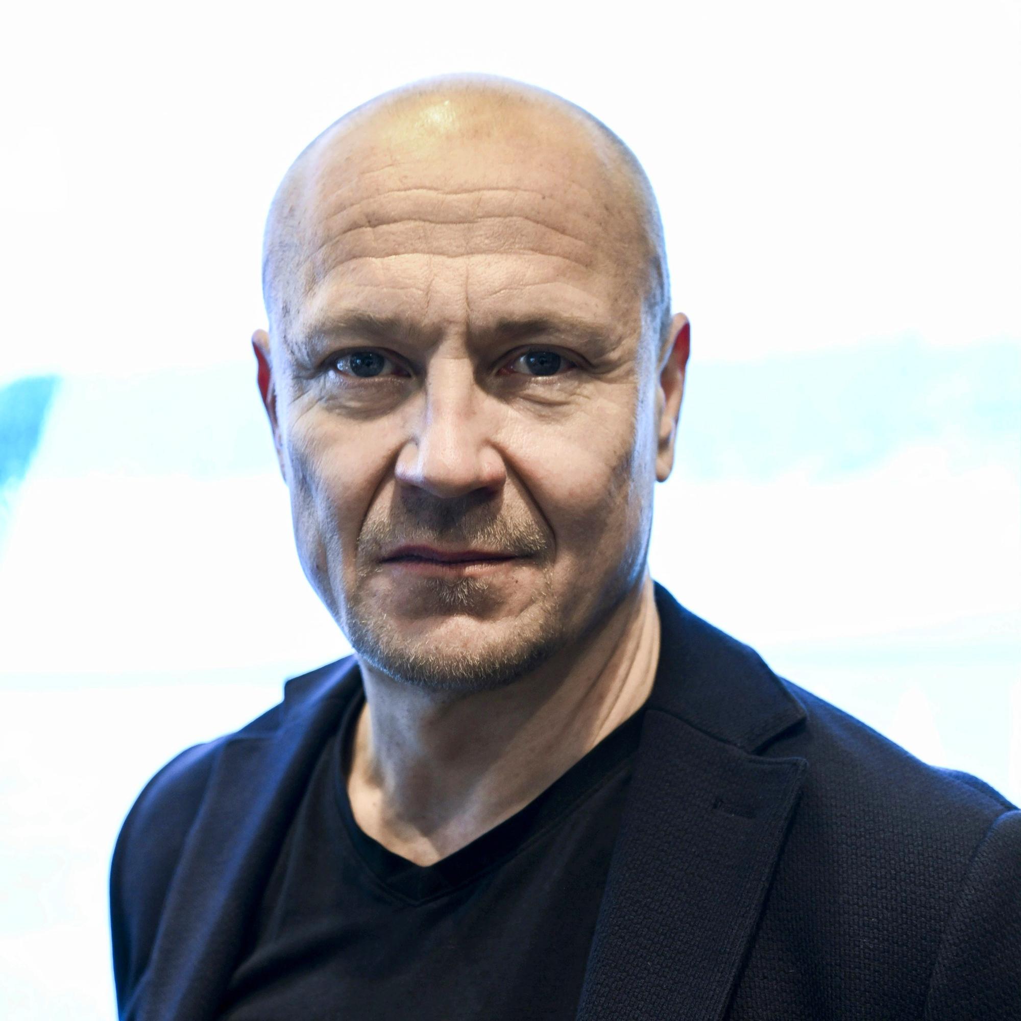 Näyttelijä Turkka Mastomäki: ”Kaipaan vieläkin sitä, kun valvoimme isän kanssa takan ääressä – polttelimme tupakkaa, ja isä kertoi tarinoita lapsuudestaan”