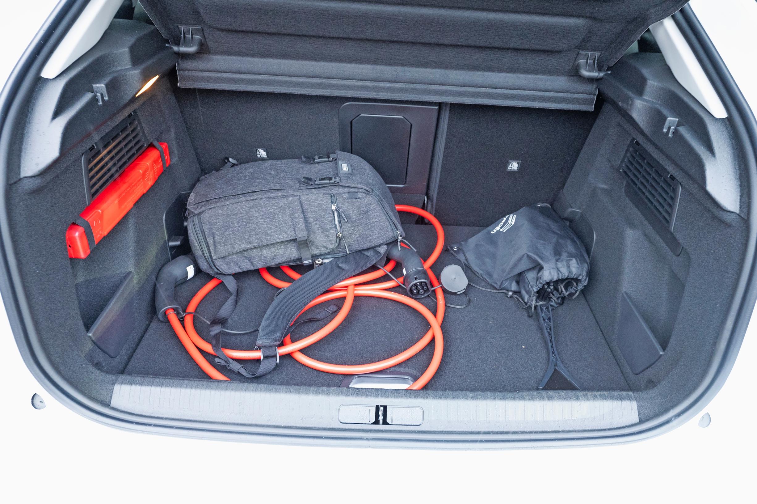 Citroën ë-C4:n tavaratila ei ole mitenkään jättimäinen, mutta meneehän tänne pakaasi poikineen.