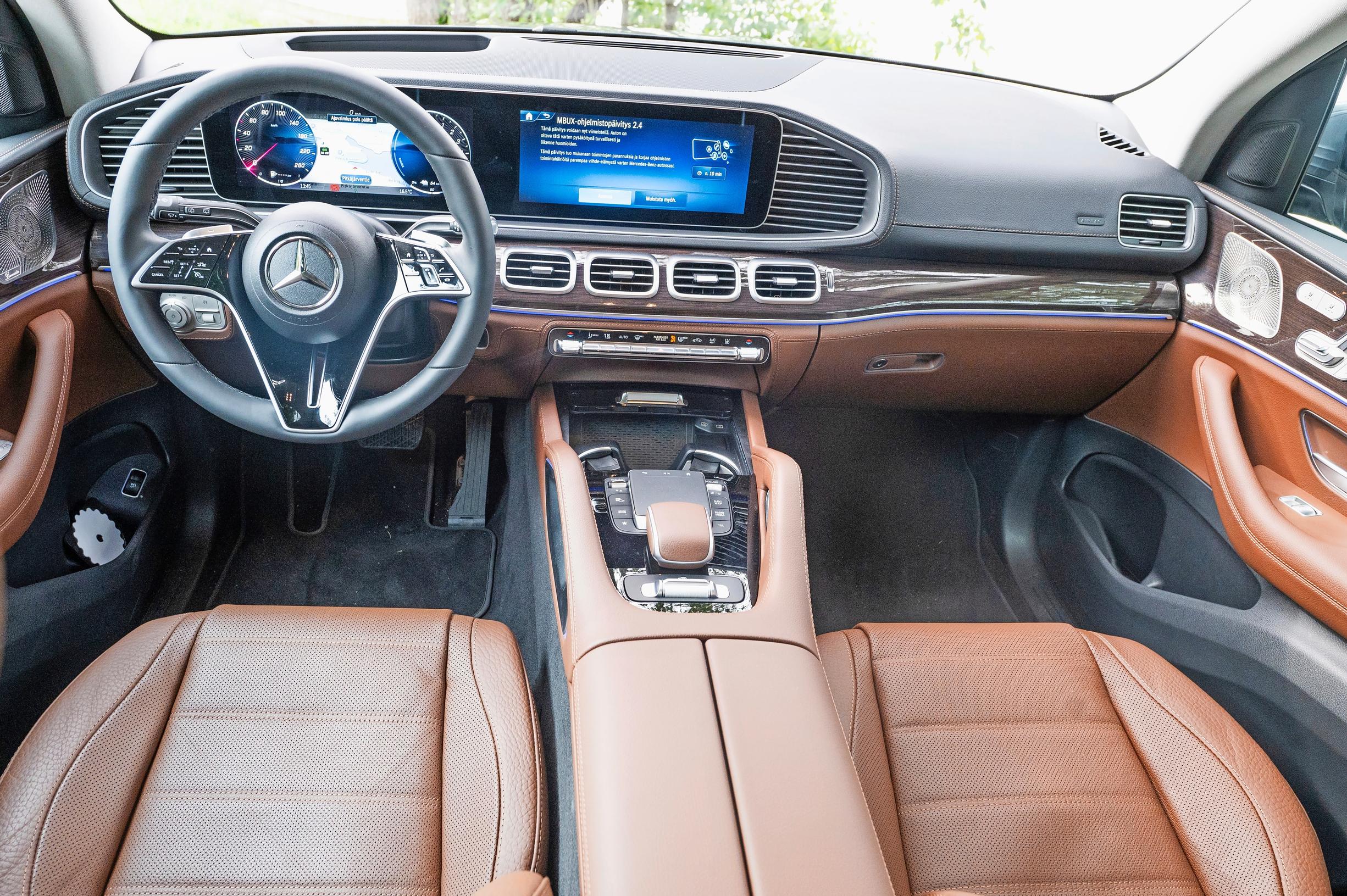 Mercedes-Benz GLE 350 de 4Maticin kojelauta on muhkea. Digimittariston näyttöjä voi muunnella lukemattomilla eri tavoilla.