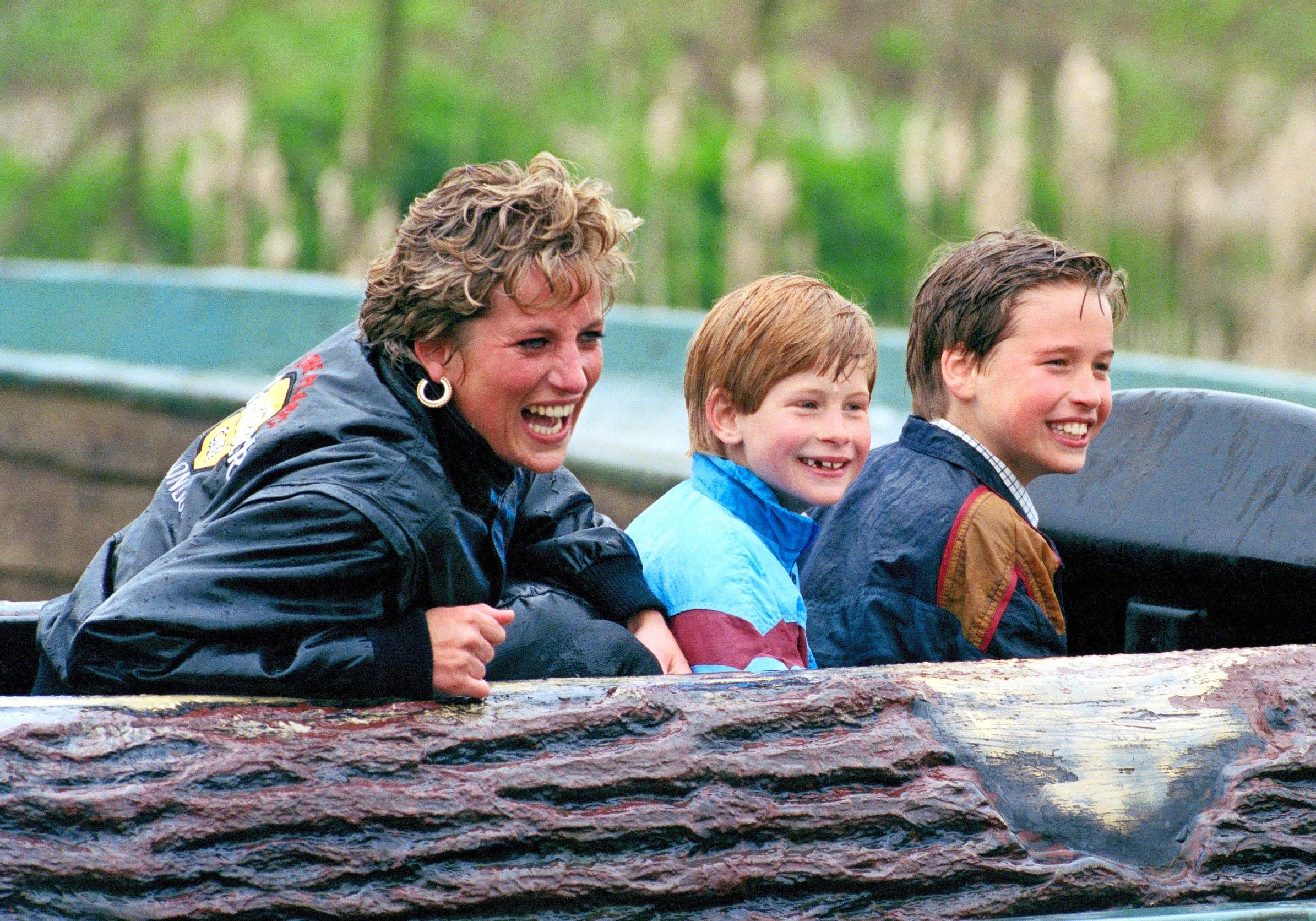 Diana ja pojat Harry ja William huvipuistossa.