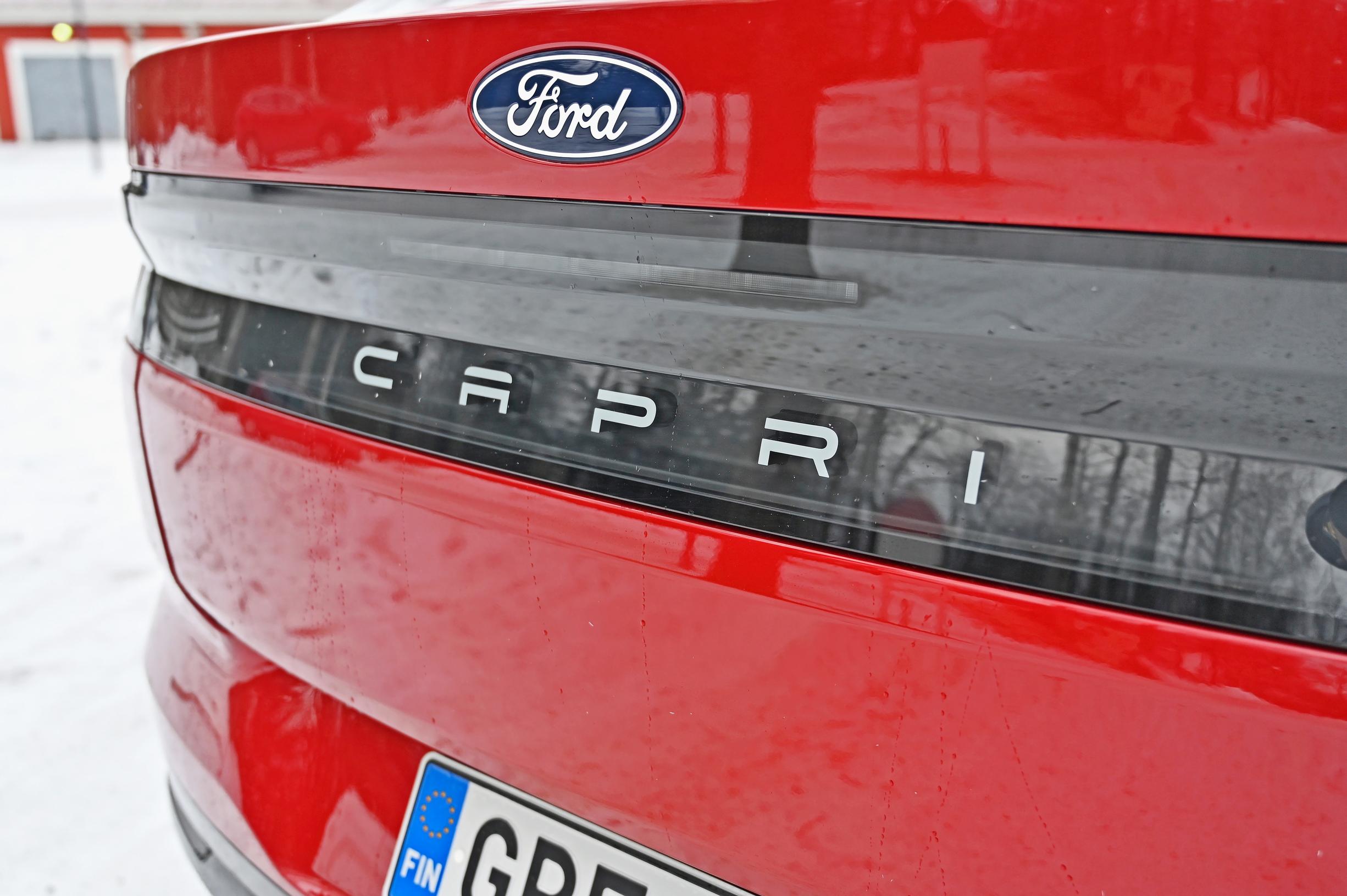 Ford Caprin muoviseen takapaneeliin kirjailtu komea Capri-teksti, jotta asia tulisi varmasti selväksi.