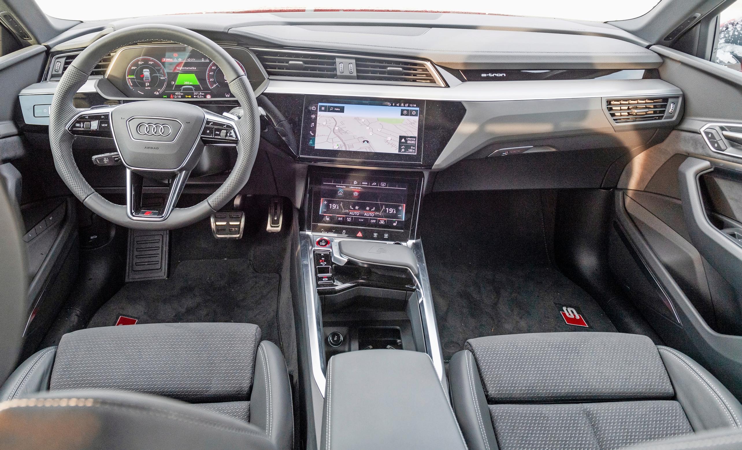 Audi SQ8 Sportback e-tronin kojelauta on saksalaisen selkeä.