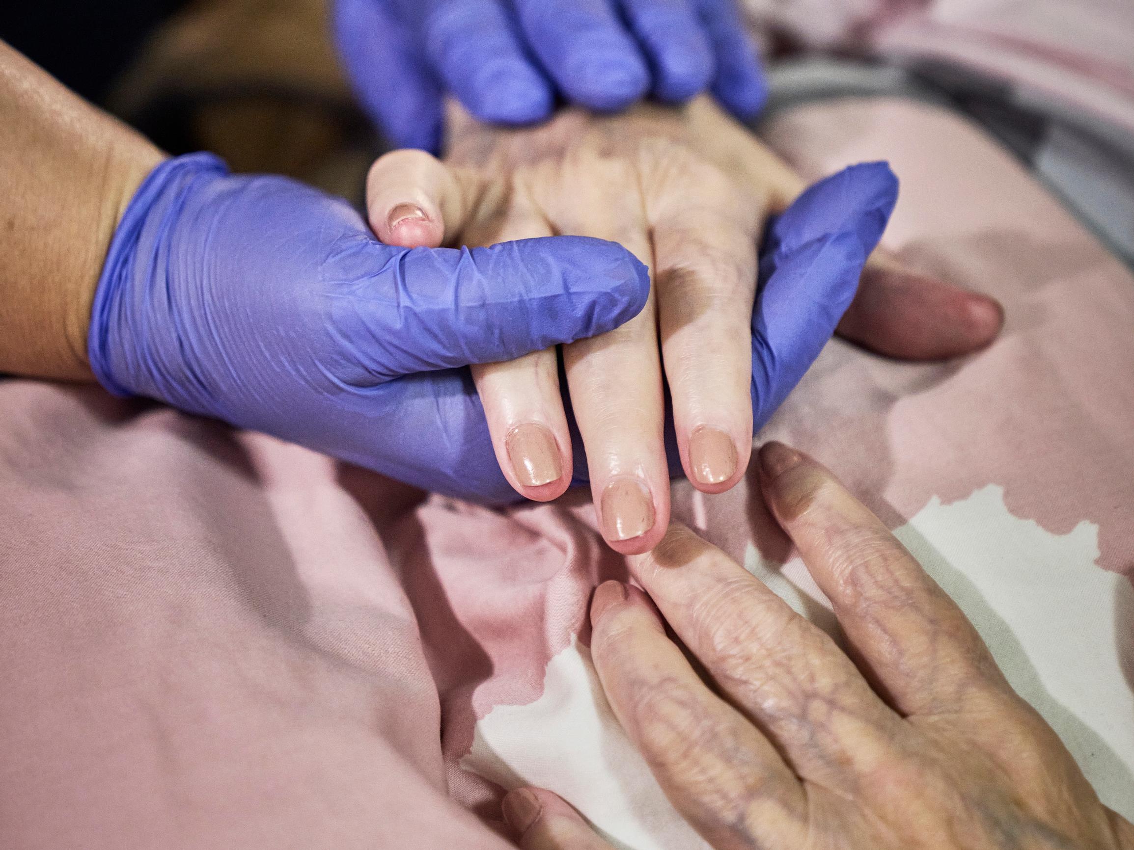 Lapinlahden hoitajien yöpartio on monelle asiakkaalle ainoa yhteys ulkomaailmaan – ”Meillä on maailman paras tiimi”