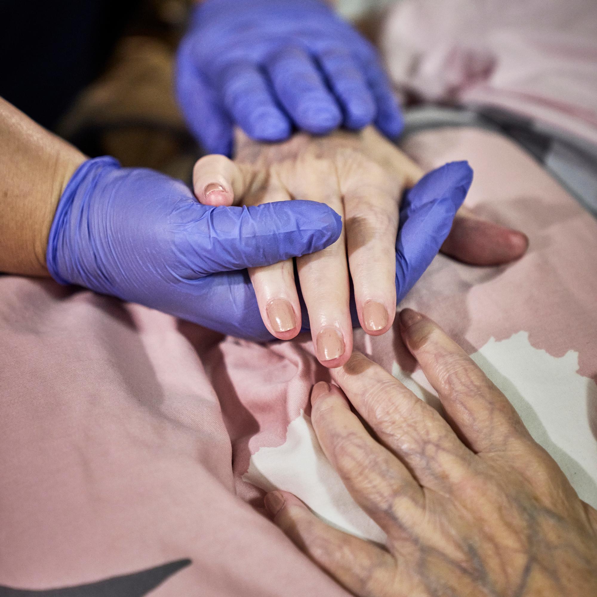 Lapinlahden hoitajien yöpartio on monelle asiakkaalle ainoa yhteys ulkomaailmaan – ”Meillä on maailman paras tiimi”