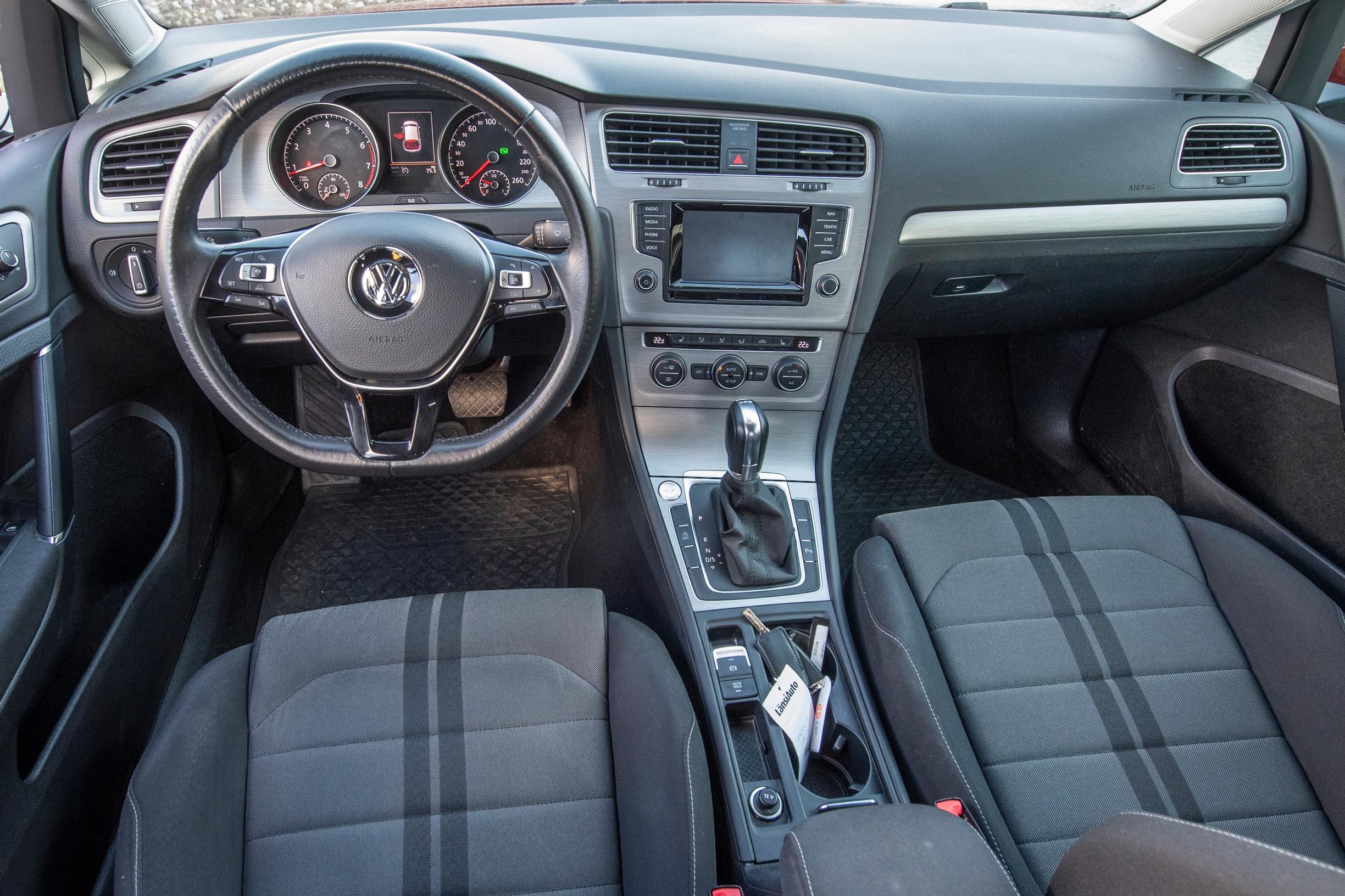 VW Golf vm. 2014 Comfortline 1.4 TSI DSG ohjaamo