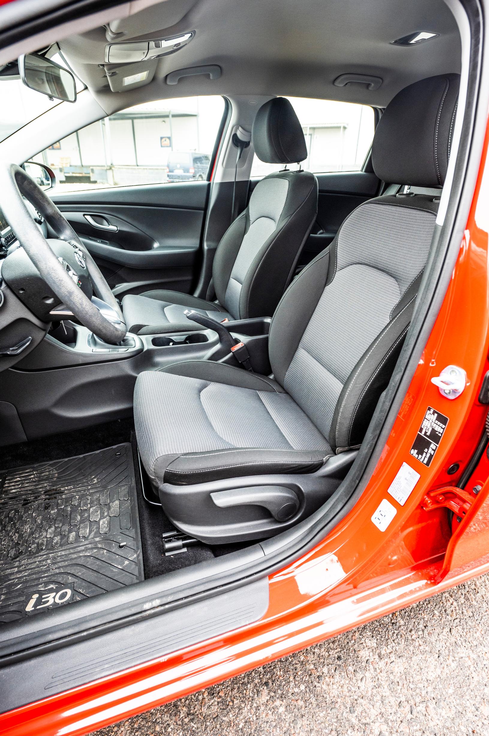 Hyundai i30 vm. 2019 etuistuimet ovat jämäkät