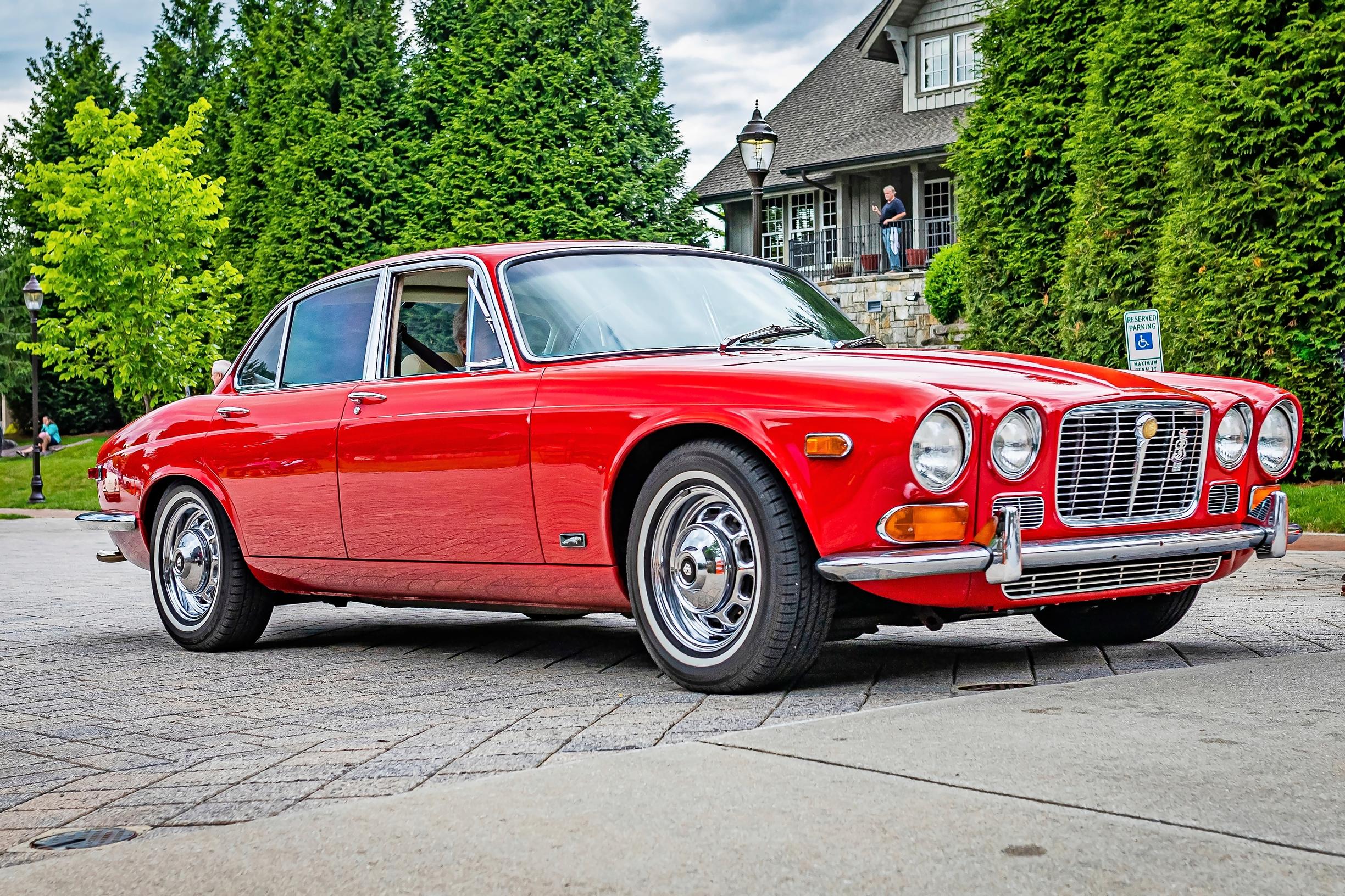 Jaguar XJ on matala ja näyttävä kissa, joka liukuu hyvin, mutta pysähtyy hyvin huonosti. Ainakin nastattomilla talvirenkailla.