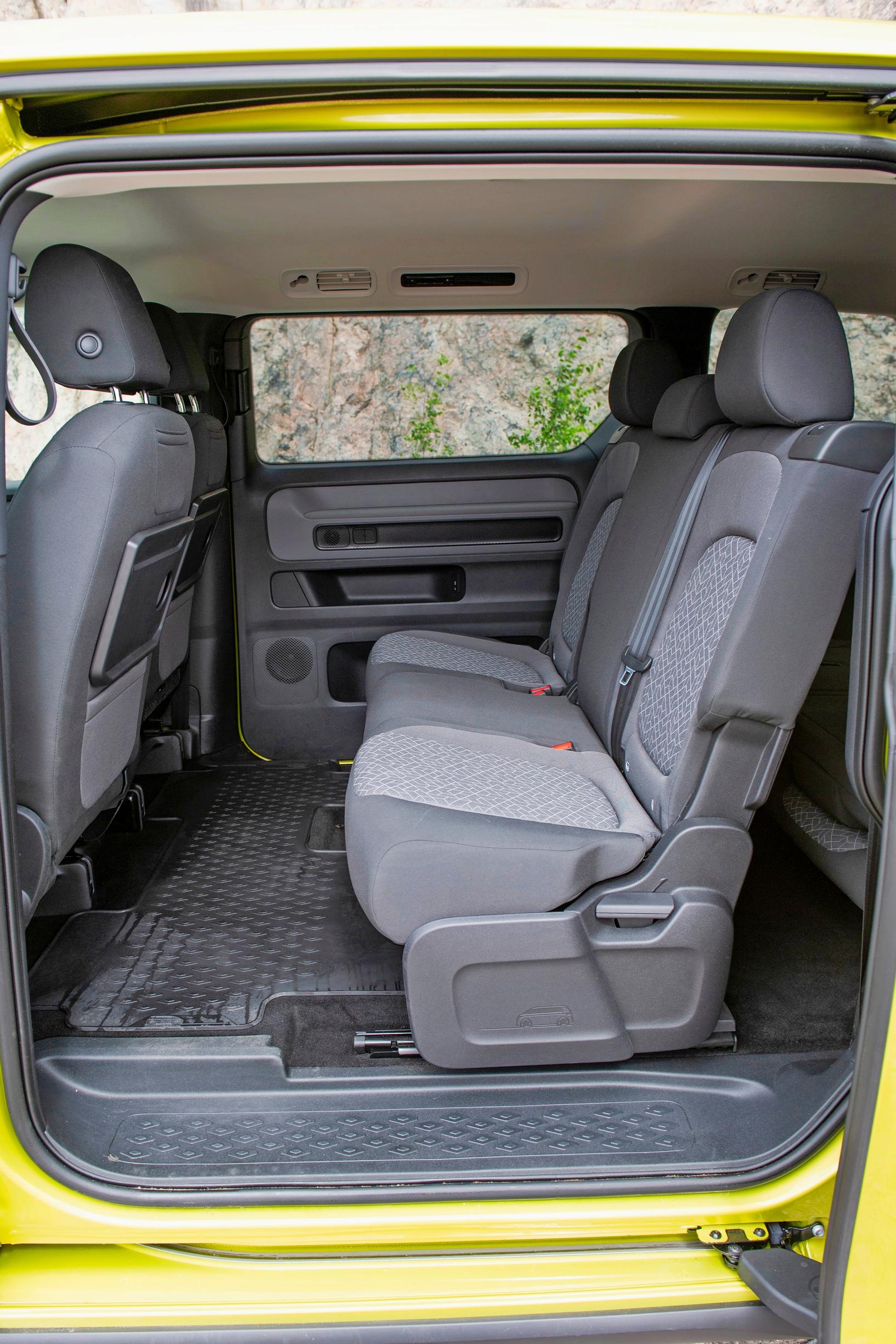 Volkswagen ID. Buzz Pro Businessin keskirivillä on kolme istumapaikkaa.