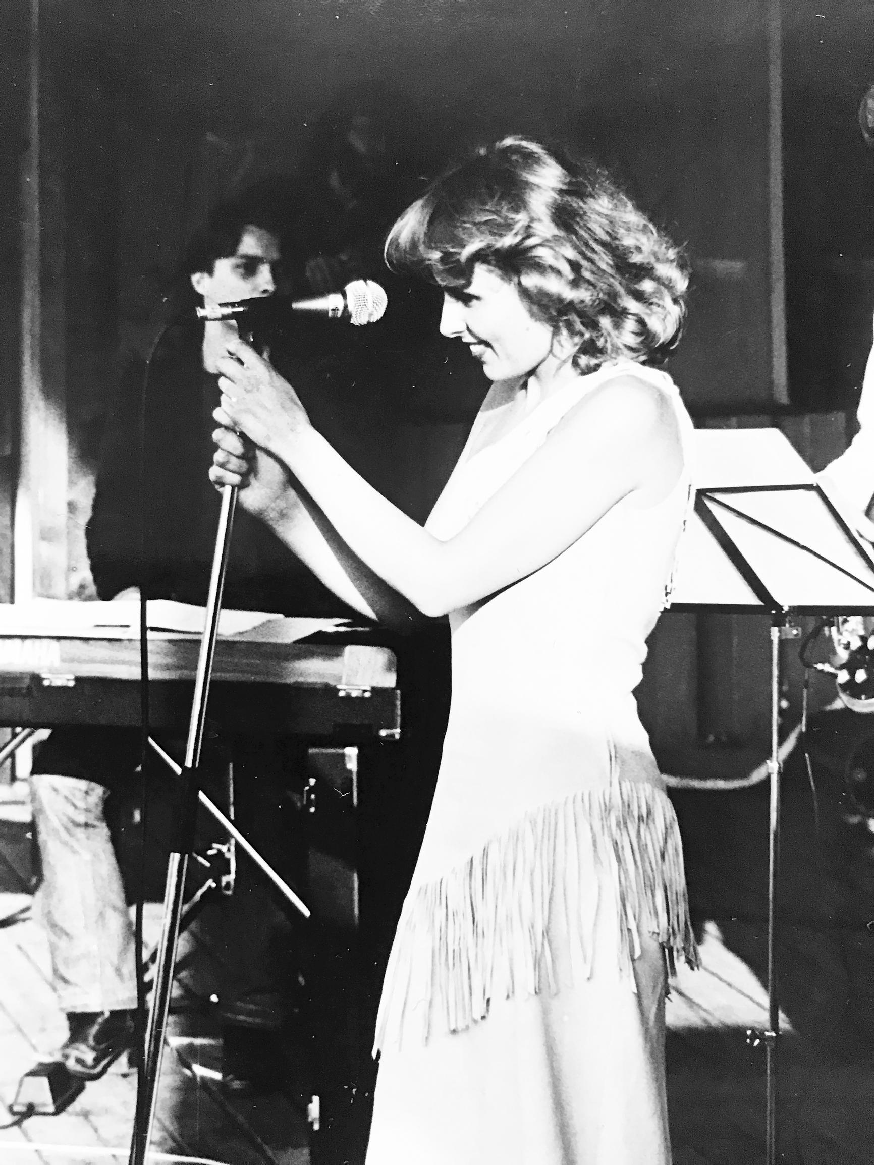 Maarit Hurmerinta lavalla 1980 Kuusrockissa Oulussa