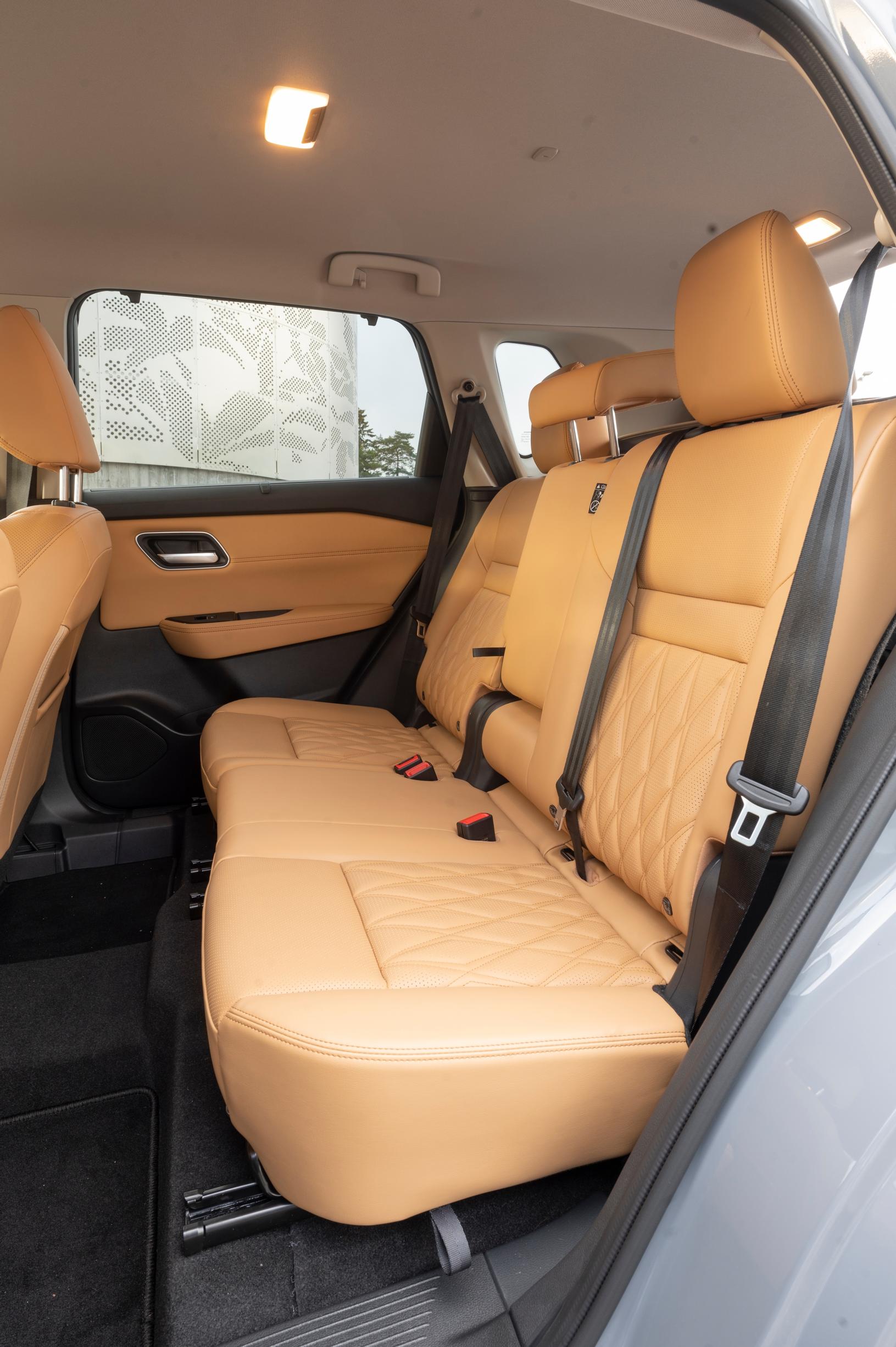 Nissan X-Trail e-Power e-4FORCE Tekna takapenkki