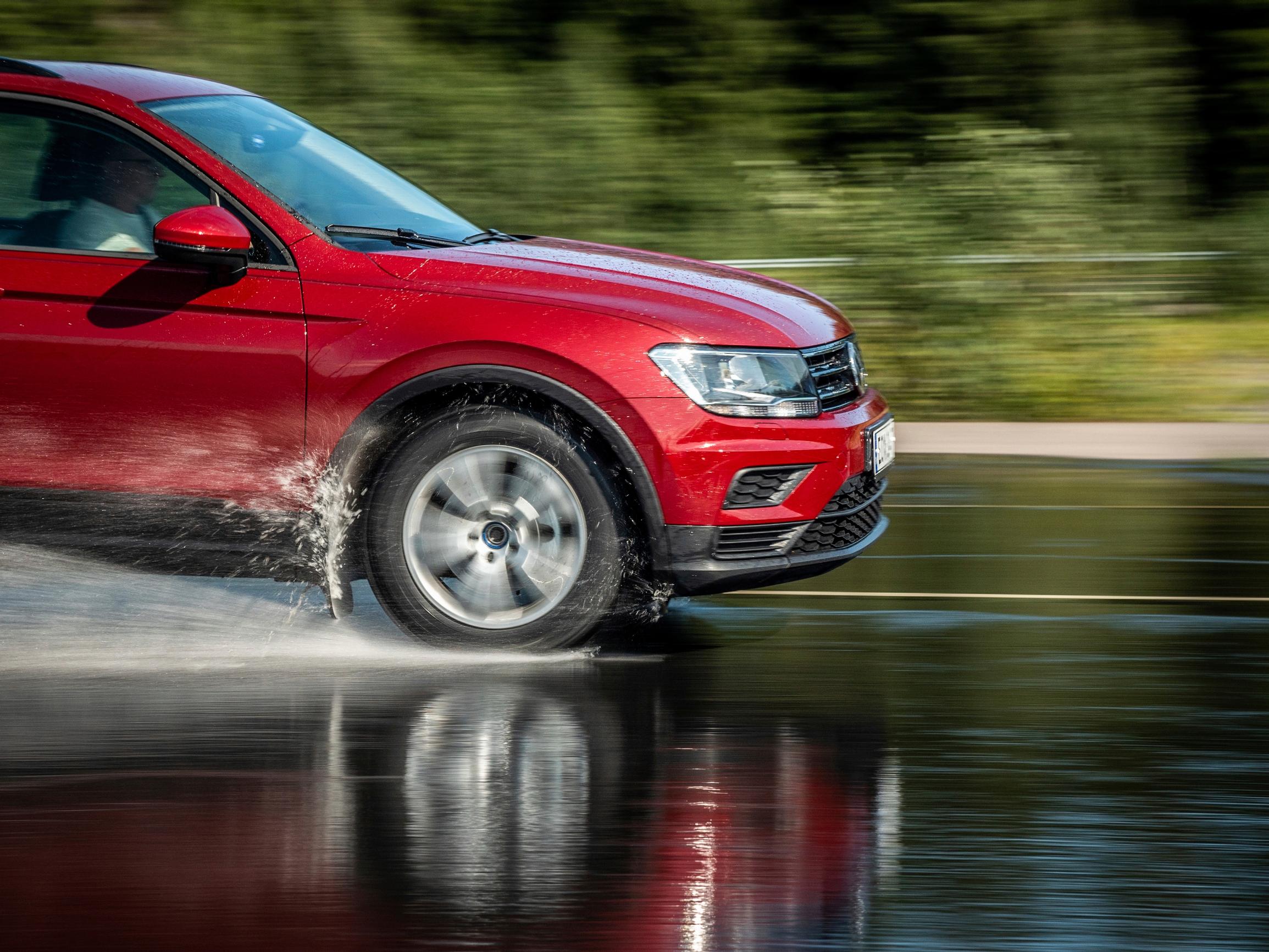 Kesällä kitkarenkaat – Laillista mutta vaarallista – Tässä isoin riski, jonka ne aiheuttavat 