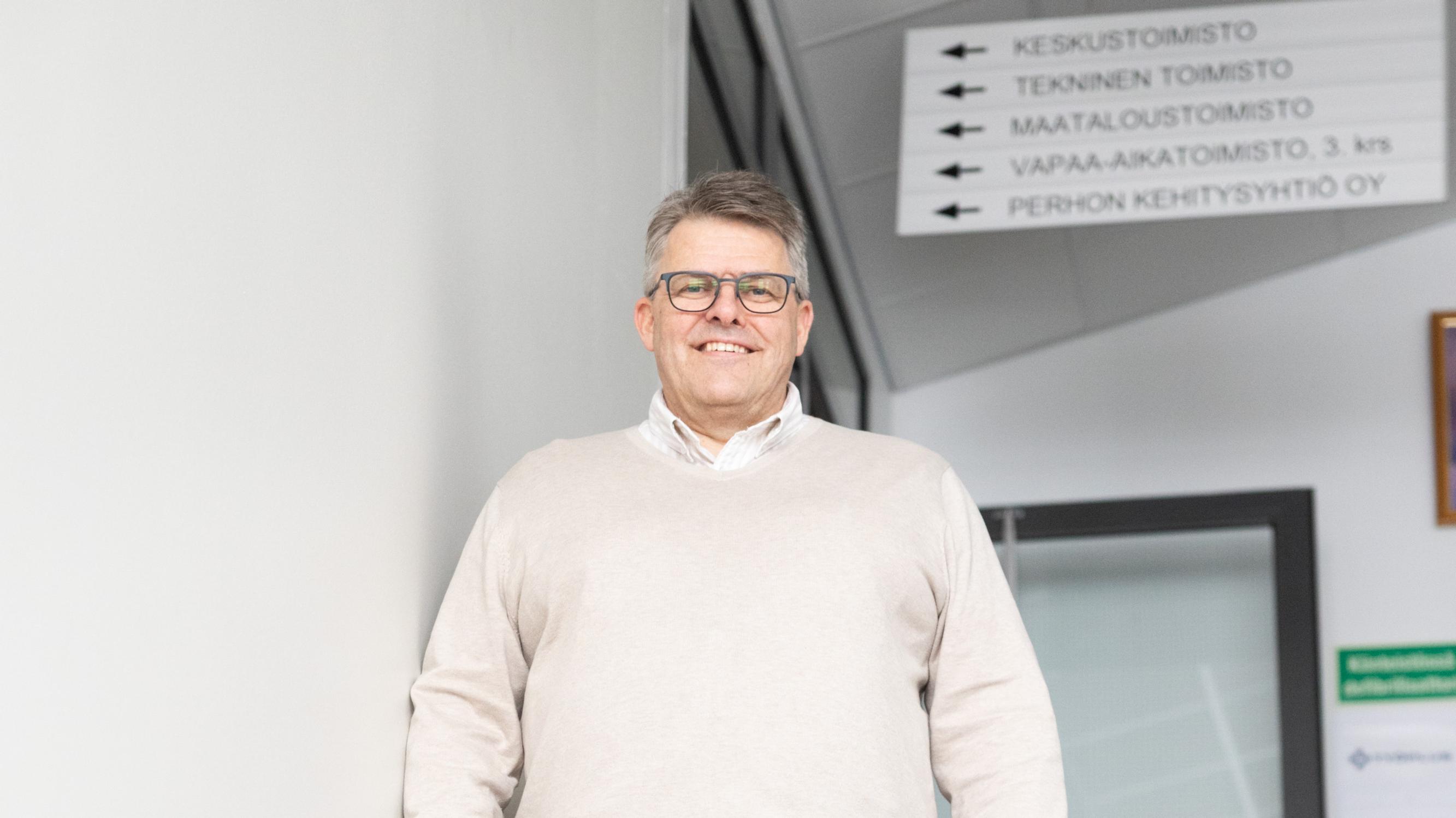 Saat tuhansia euroja, jos muutat Perhoon – Lauri Laajala ryhtyi ratkomaan pikkukunnan ongelmia rahalla