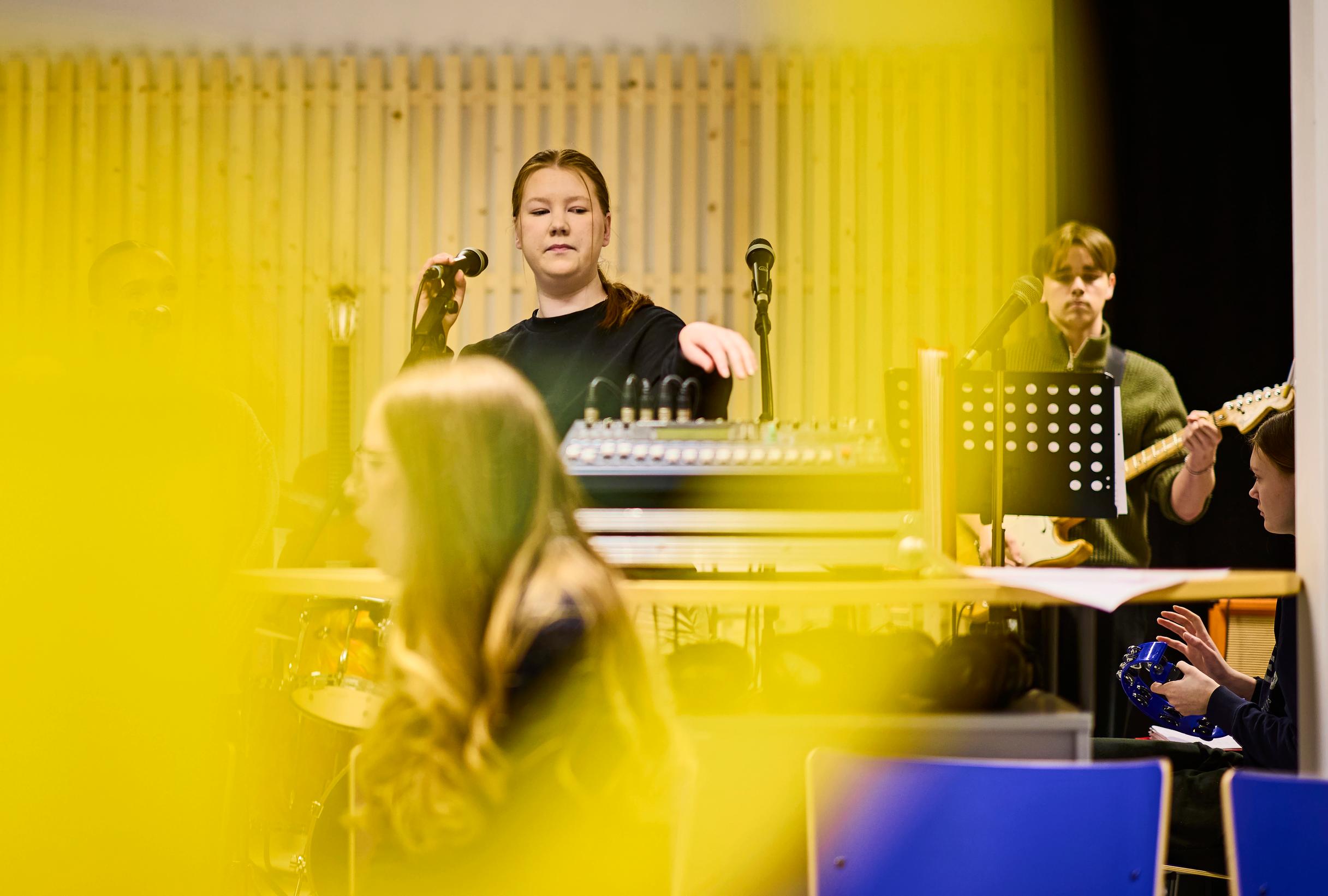 Lammin lukion musikaalin Manta Kettunen säätää mikseriä laulamisen ohella. Kitarassa Konsta Pimiä ja tamburiinissa Sonja Heikkilä.