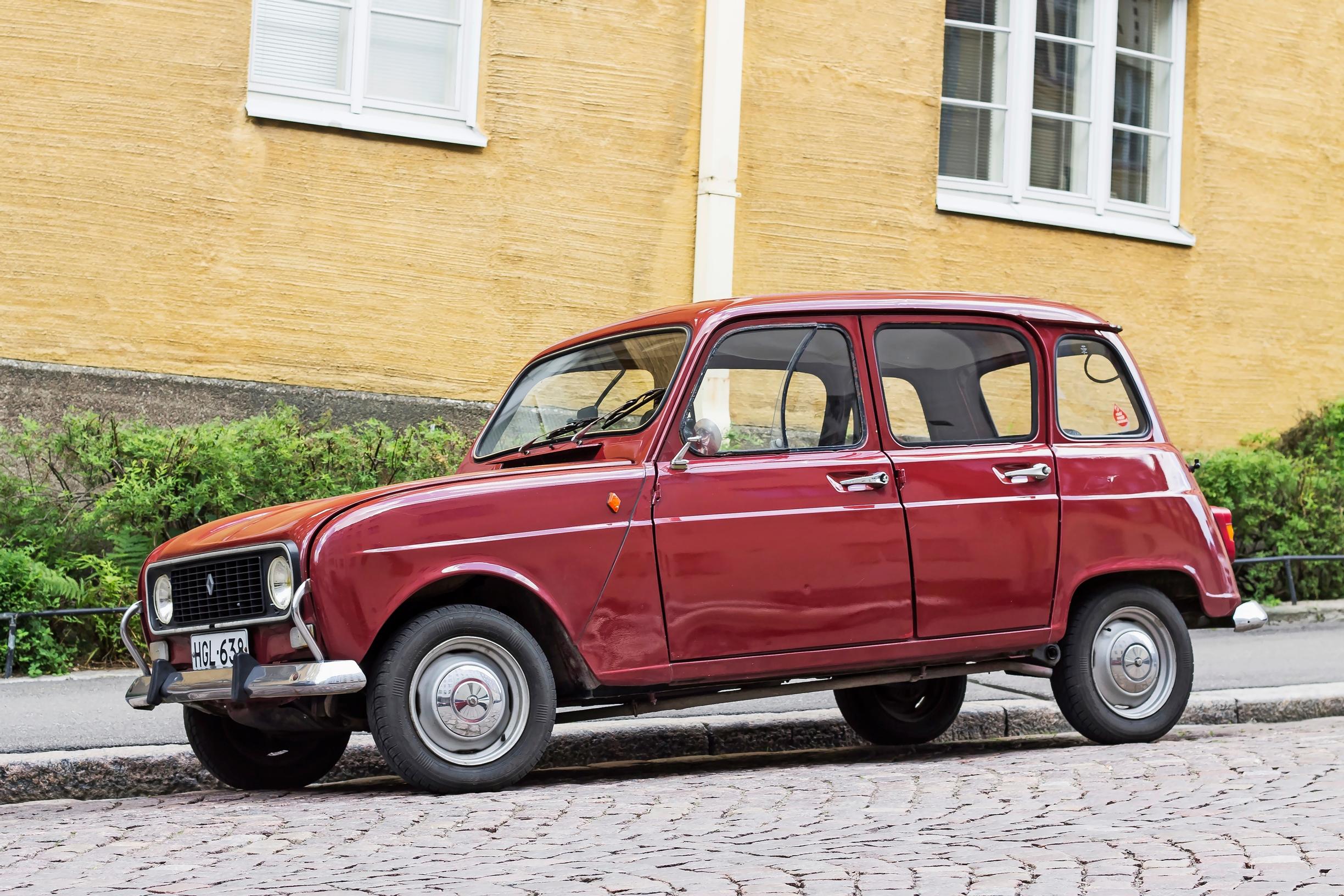 Renault 4: Pieni ja näppärä perheauto, joka oli tuotannossa vuosi- kymmenten ajan. Vähän samaa sarjaa kuin Citroën 2CV.