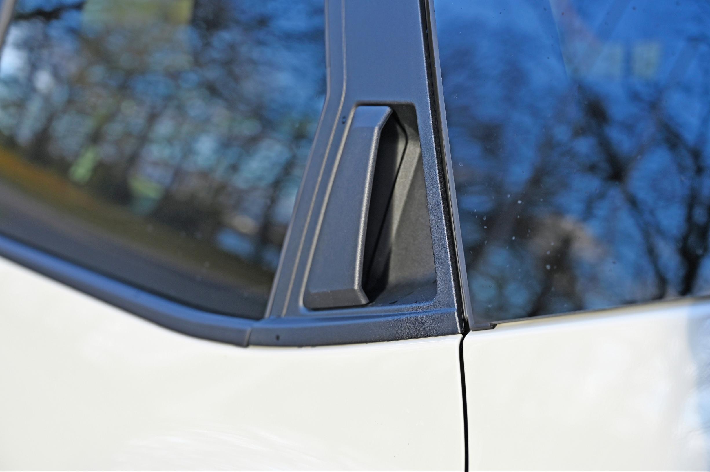 Dacia Dusterin takaovien kahvat on siirretty ylös, eivätkä ne ole erityisen käytännölliset. Pienet lapset eivät näihin yllä.