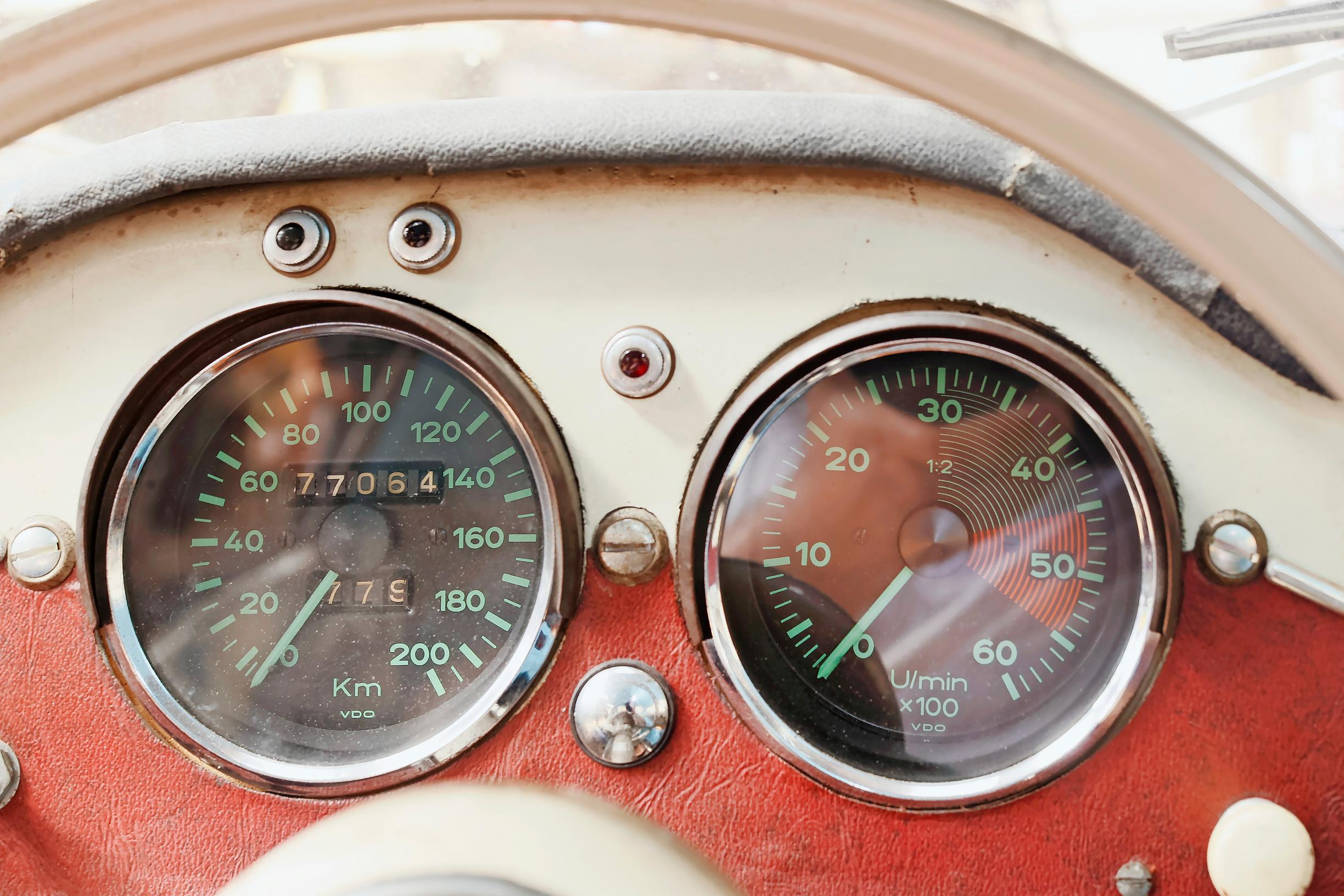 Enzmannin mittaristo on Porsche 356:sta.