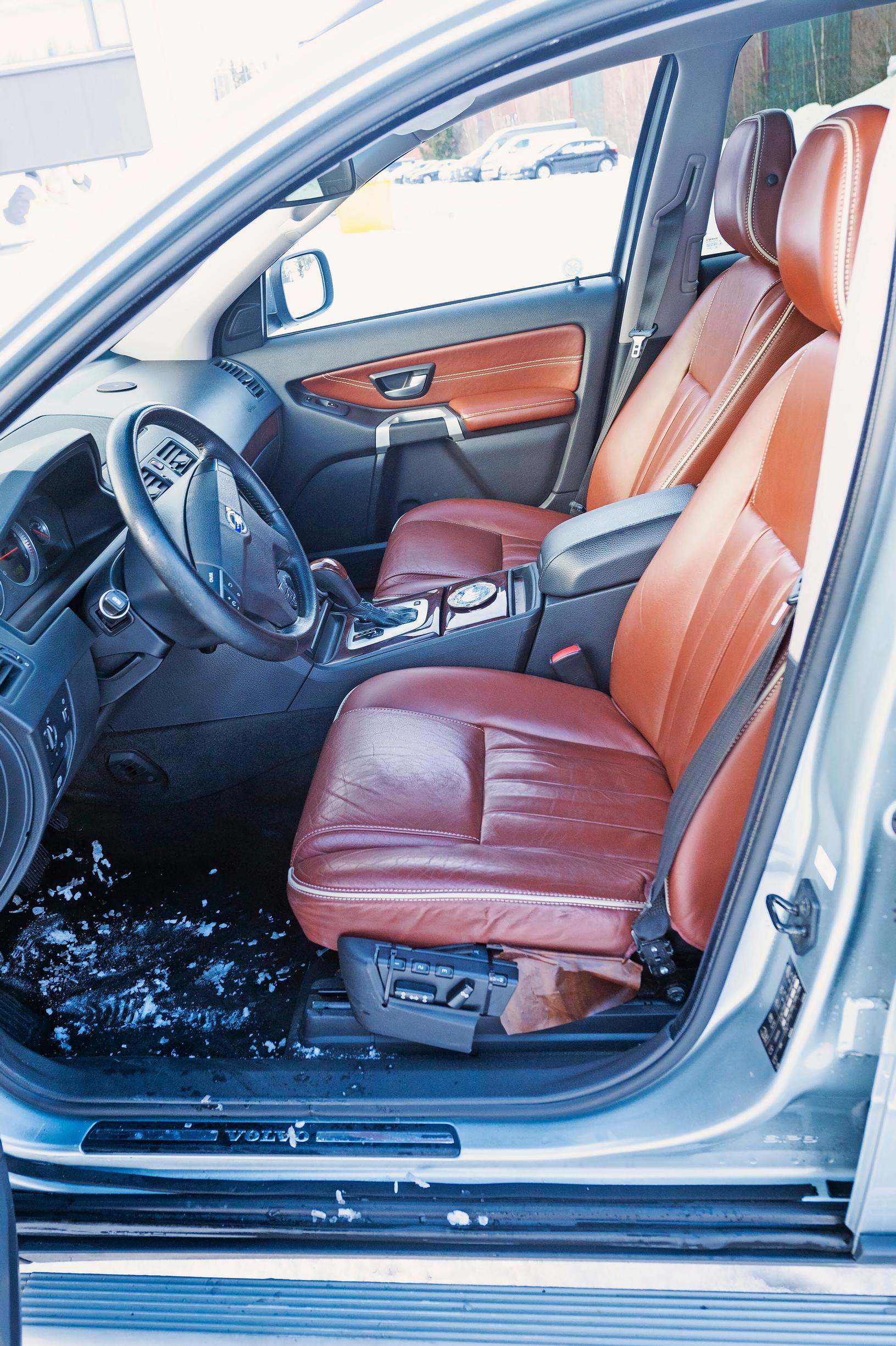 Volvo XC90:n ruskea, jännästi patinoitunut nahkaverhoilu miellyttää silmää.