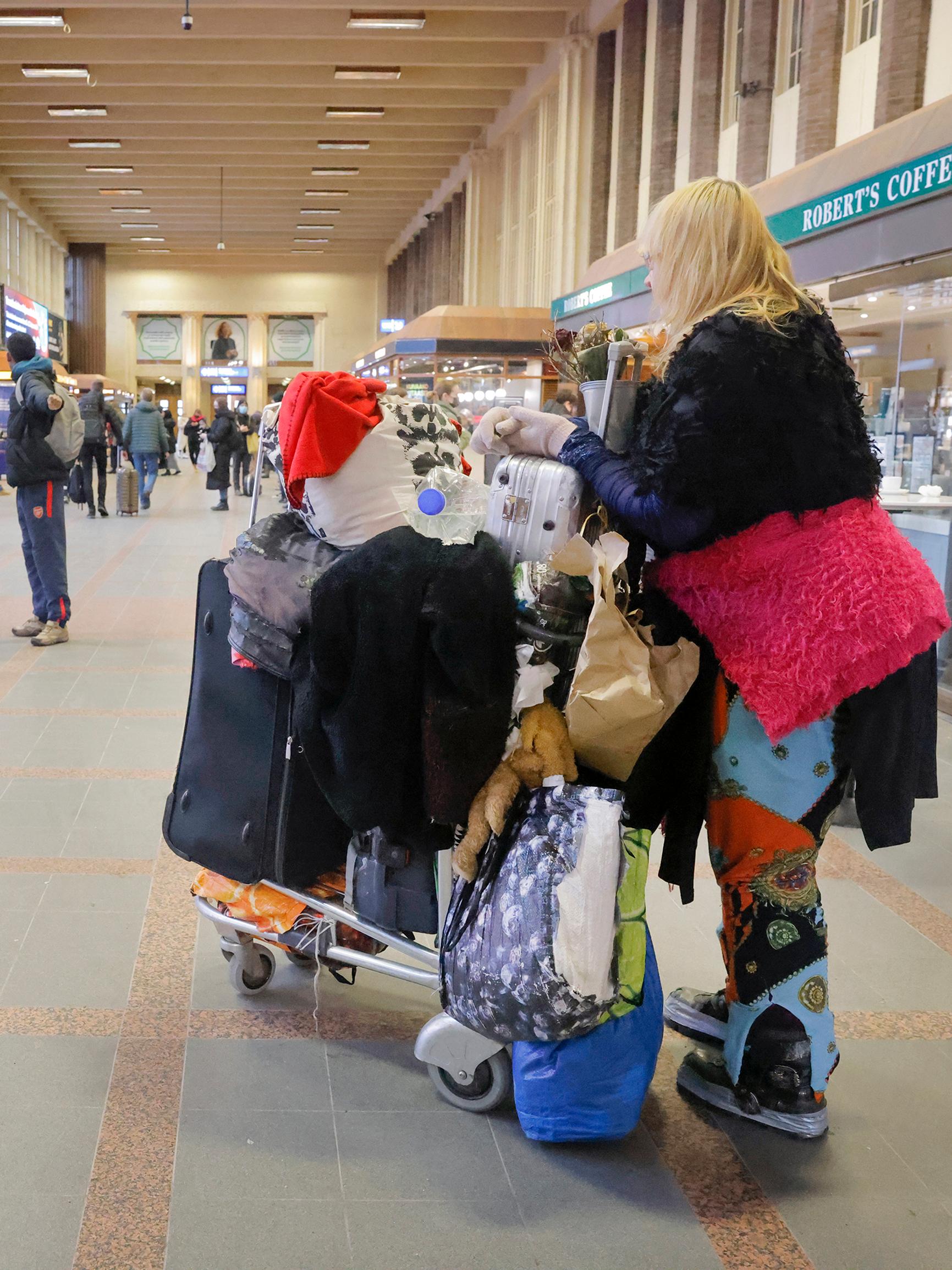 Viisikymppinen Sari on asunut Helsingin rautatieasemalla 12 vuotta – Nyt hän kertoo, kuinka hieno asunto ja työpaikka vaihtuivat pesuihin julkisessa vessassa