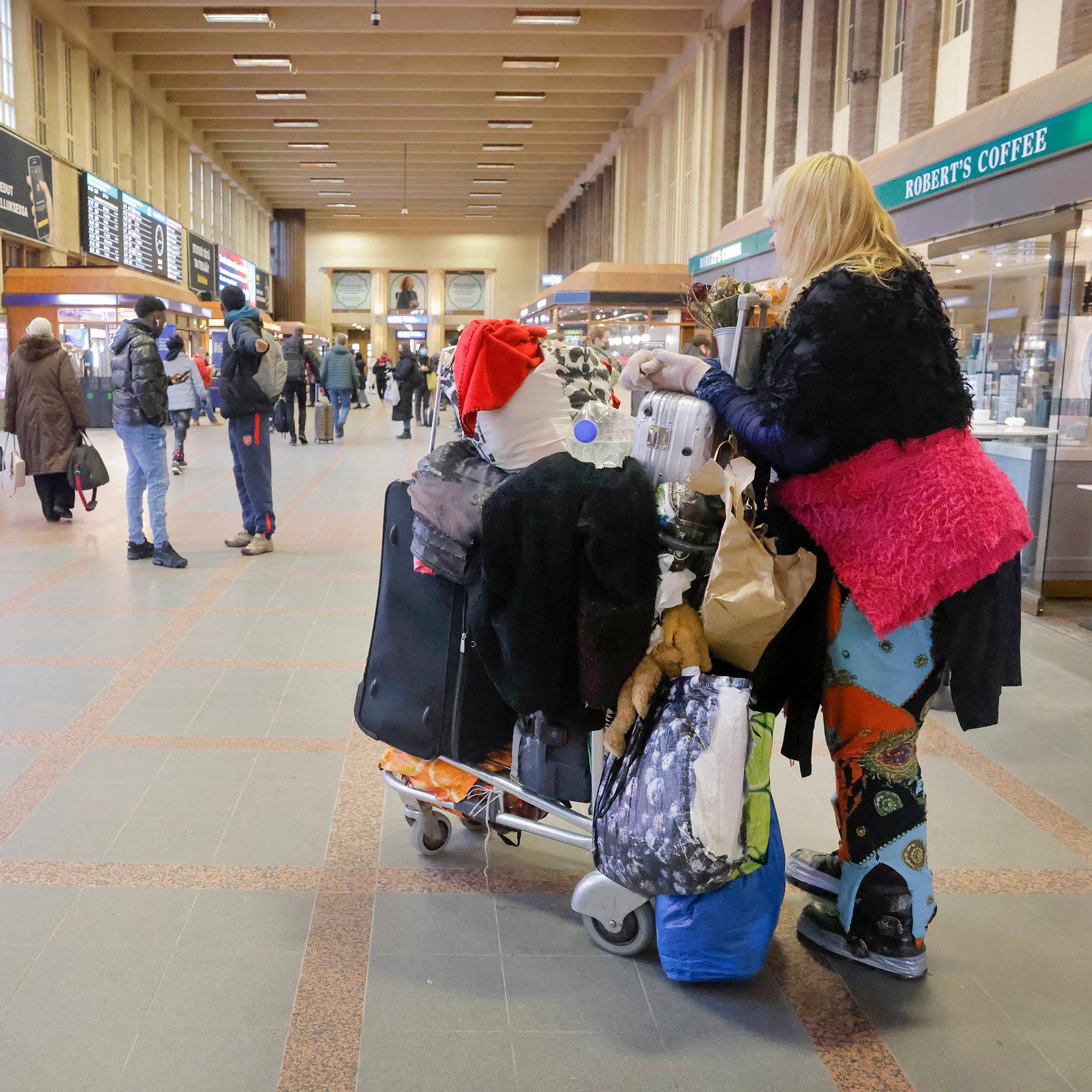 Viisikymppinen Sari on asunut Helsingin rautatieasemalla 12 vuotta – Nyt hän kertoo, kuinka hieno asunto ja työpaikka vaihtuivat pesuihin julkisessa vessassa