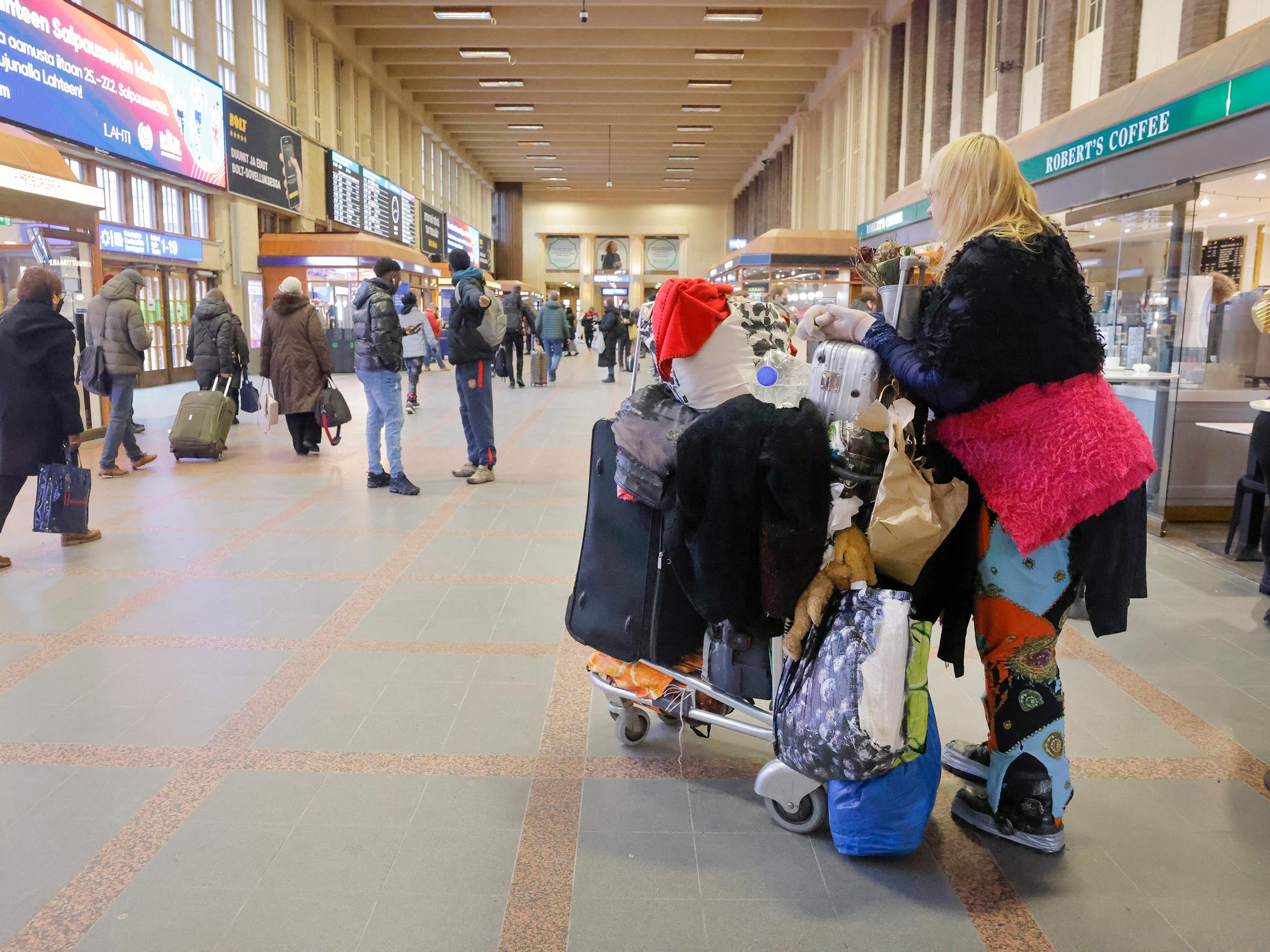 Viisikymppinen Sari on asunut Helsingin rautatieasemalla 12 vuotta – Nyt hän kertoo, kuinka hieno asunto ja työpaikka vaihtuivat pesuihin julkisessa vessassa