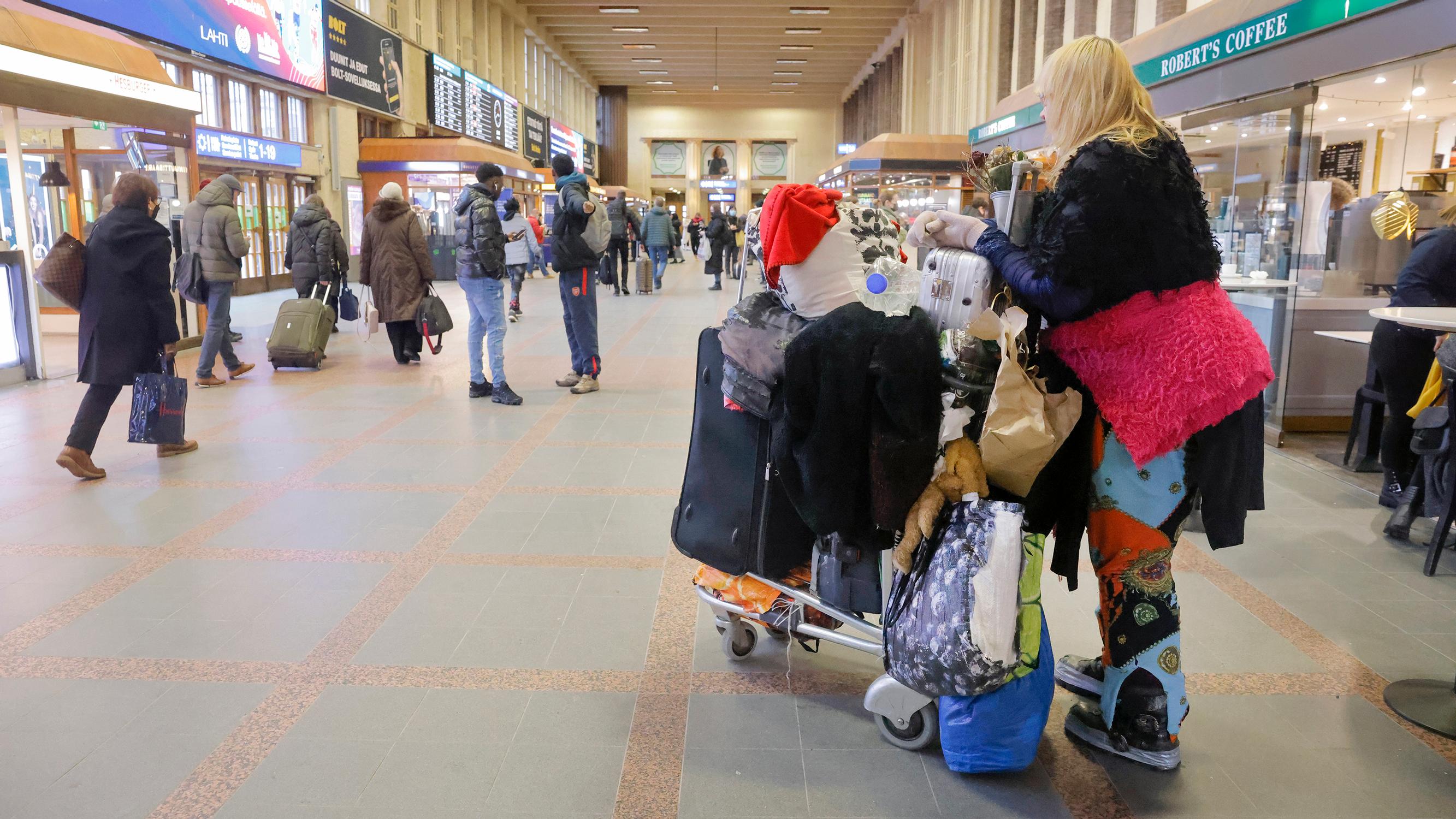 Viisikymppinen Sari on asunut Helsingin rautatieasemalla 12 vuotta – Nyt hän kertoo, kuinka hieno asunto ja työpaikka vaihtuivat pesuihin julkisessa vessassa